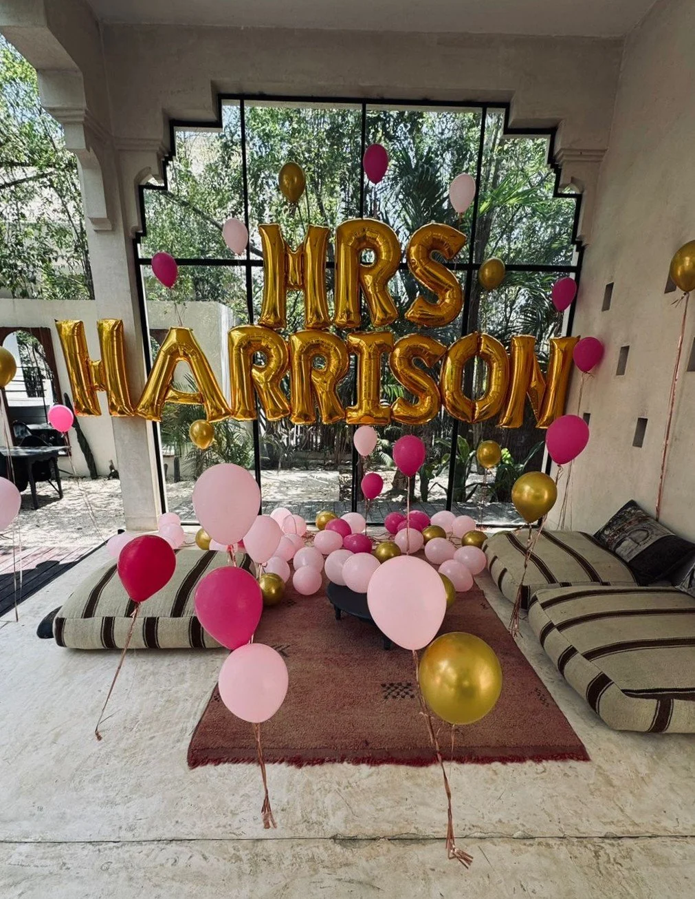 Decorative setup with gold and pink balloons for a decoration in a villa in Tulum