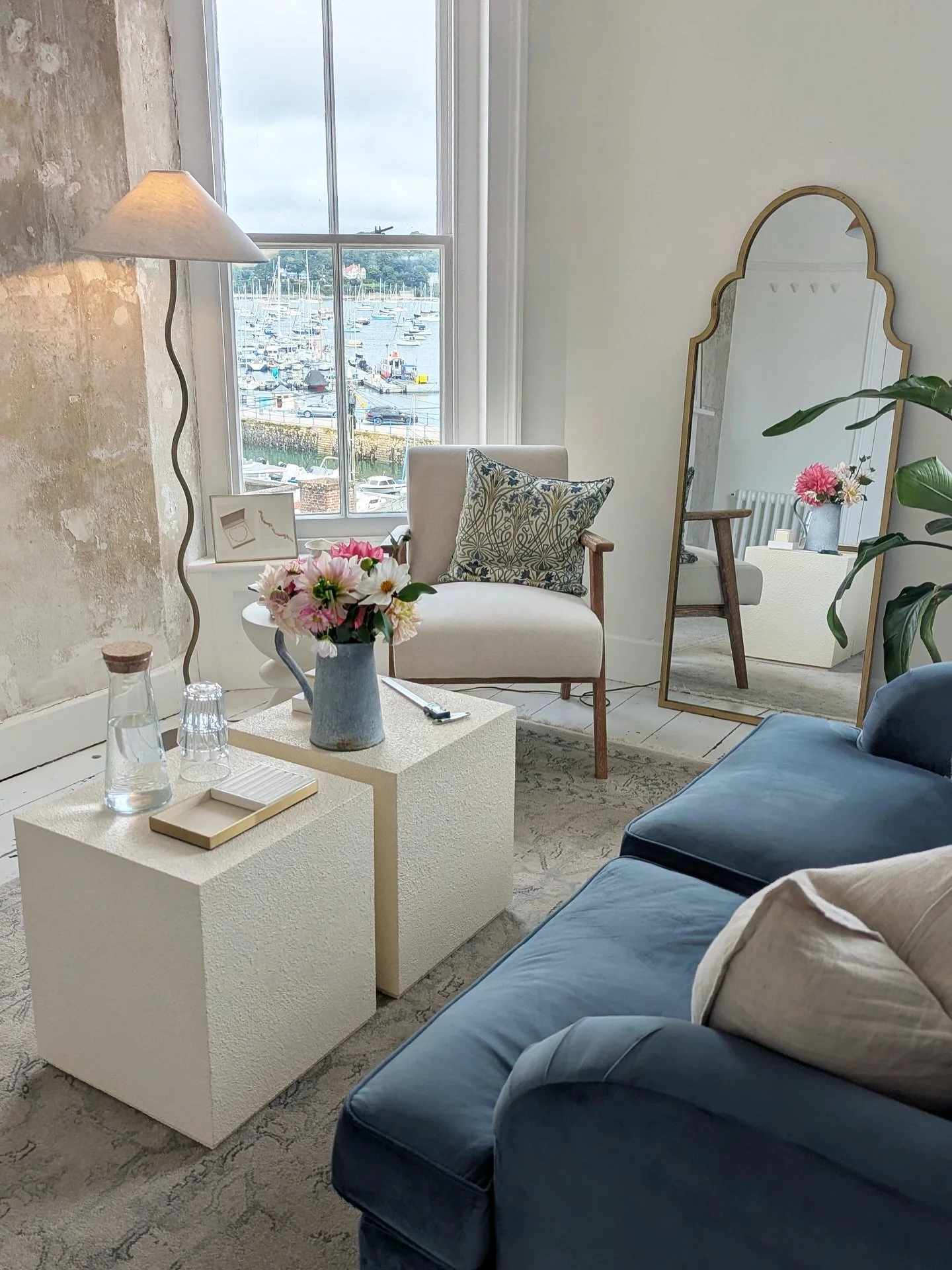 I had the privilege of designing Jewelley Studio @found.treasure in Falmouth, Cornwall, for my talented friend Naomi. We aimed for a light and open space, incorporating brass accents and soothing blues and greens. The stunning harbour views inspired 