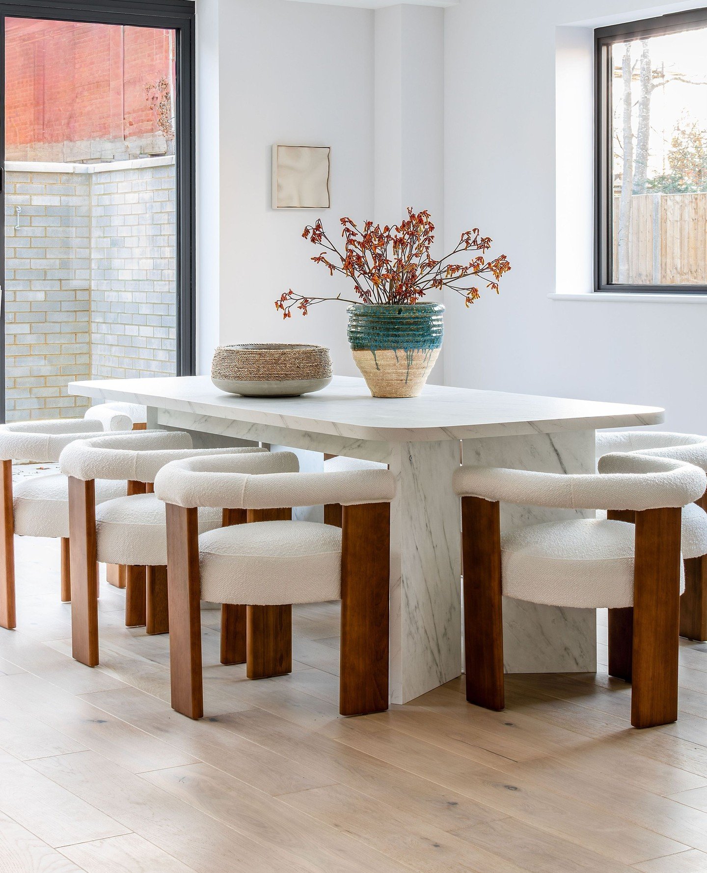 Dining in style ✨️ featuring a neutral colour scheme in this stunning new development with @ramptonbaseley located in Streatham. The design aims to evoke a sense of softness and tranquility, harmonising with the peaceful ambiance of the building.⁠
⁠
