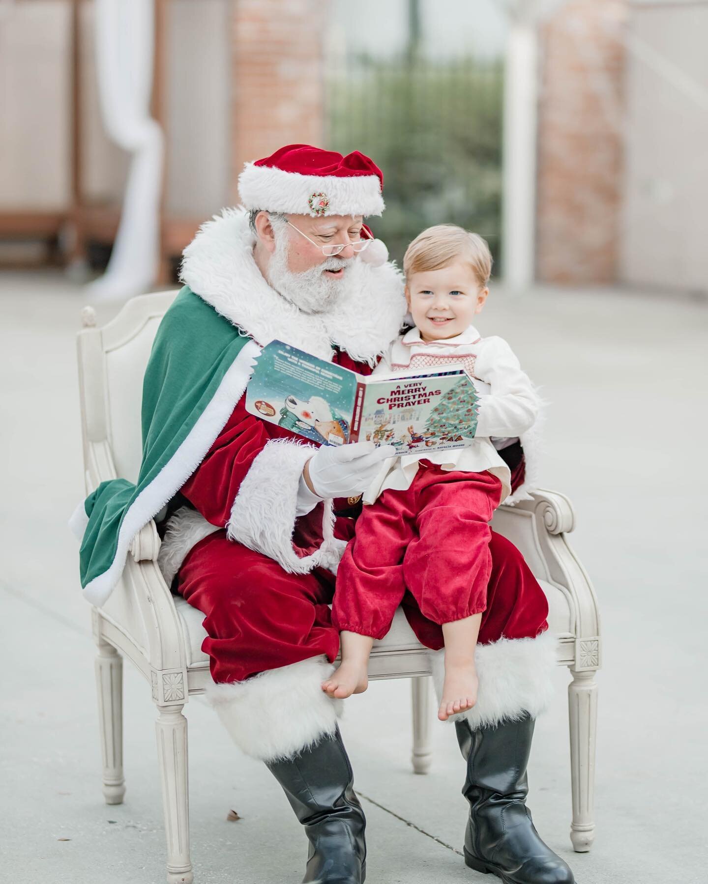 Okay, we interrupt our usual wedding post for some Christmas cuteness! @cassiedavisphoto and @nmendenhallphoto held a Santa session at The avenue Fairhope and it turned out absolutely adorable.