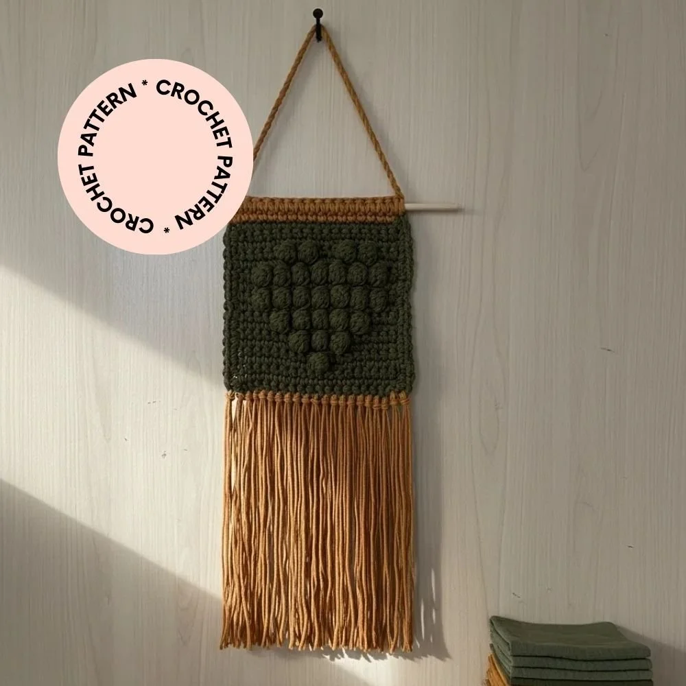 Beginner crochet wall hanging pattern with bobble heart design – simple crochet home decor project