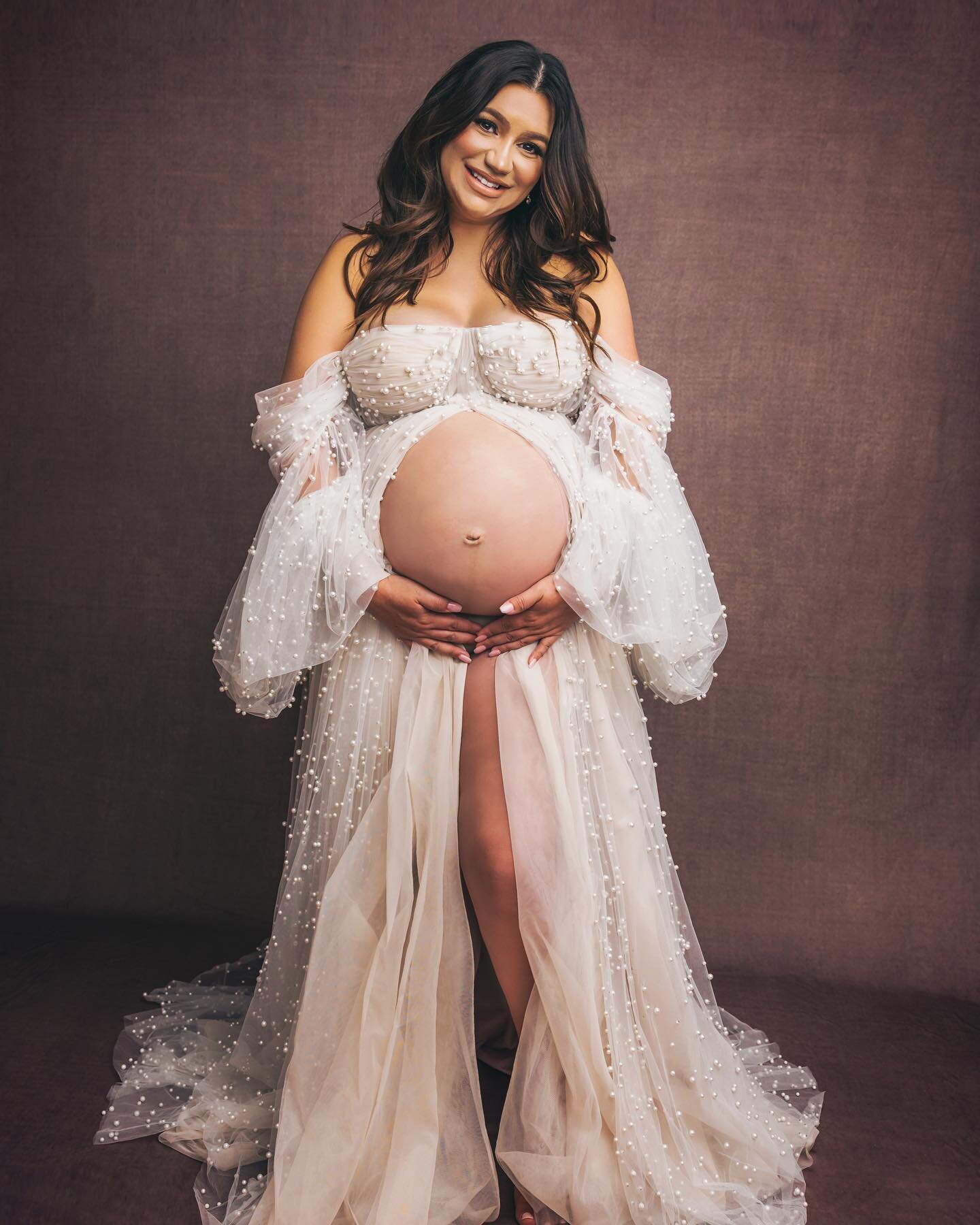 Had an amazing maternity studio photo shoot yesterday. Thank you @saltgowns for this fabulous dress and @lelaruthphotography for the great tips as this was my first try.  The goal will be to provide a limited amount of an in-home studio experience fo