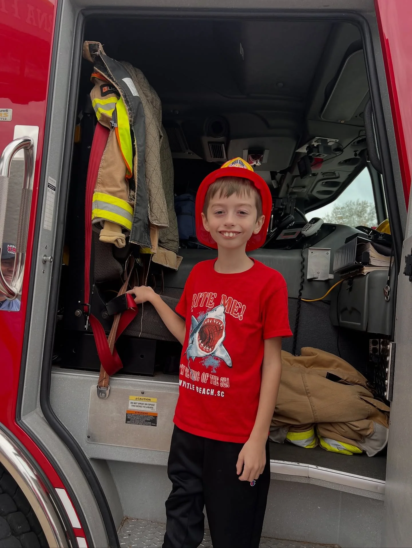 TIS THE SEASON! 
Kiera and her family ran into the Smyrna Fire Department today and dropped off some supplies for their canned food drive for Nourish Foodbank. Her youngest was so excited to climb into the fire truck!!
#foodbank #fooddrive #givingbac