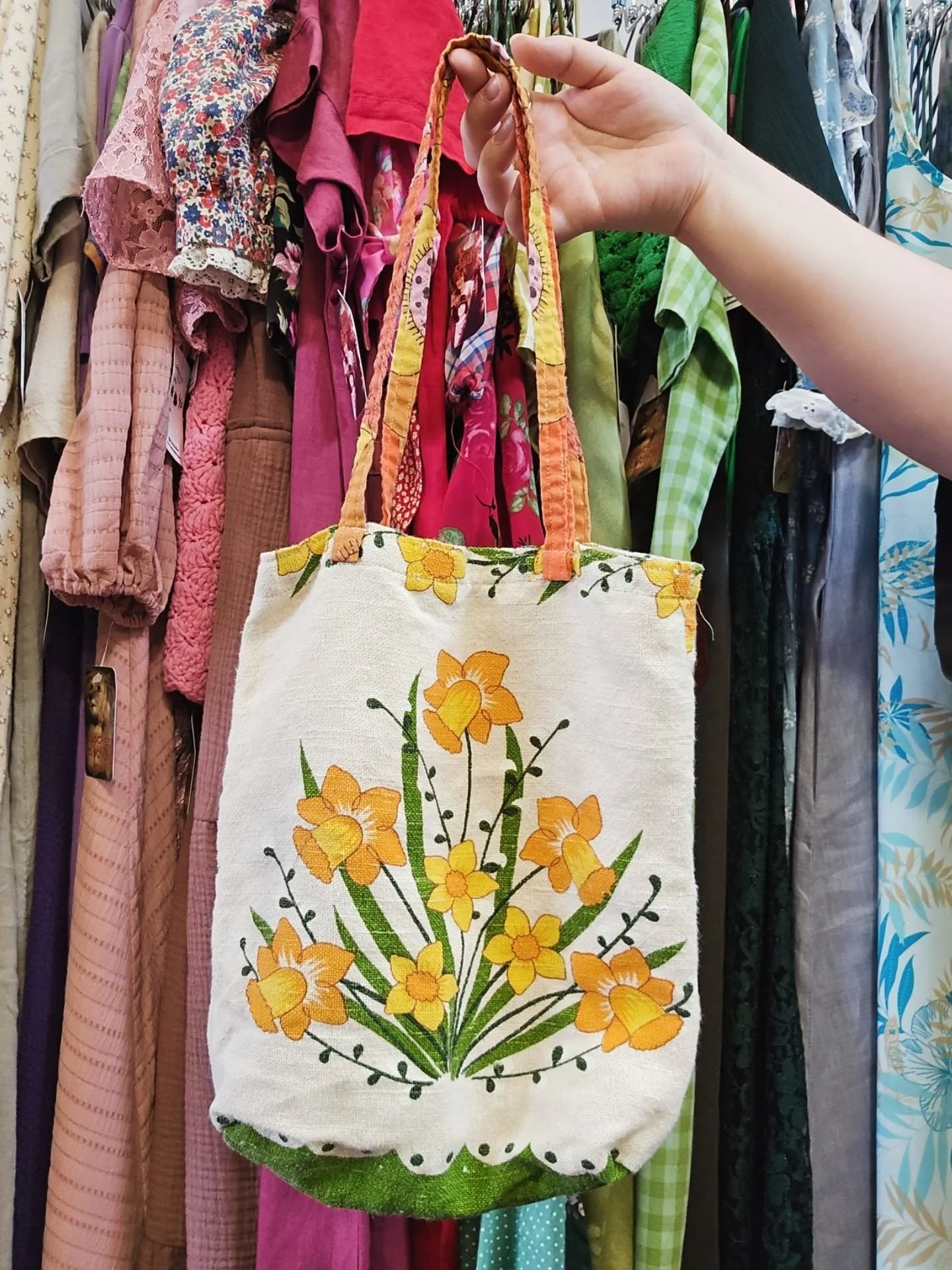Looking for a sweet little Spring purse to head off into the daffodils with? 🌻🌼🌷

#pocketclothing #yyjfashion #yyjbusiness #shopsecondhand #shoplocal