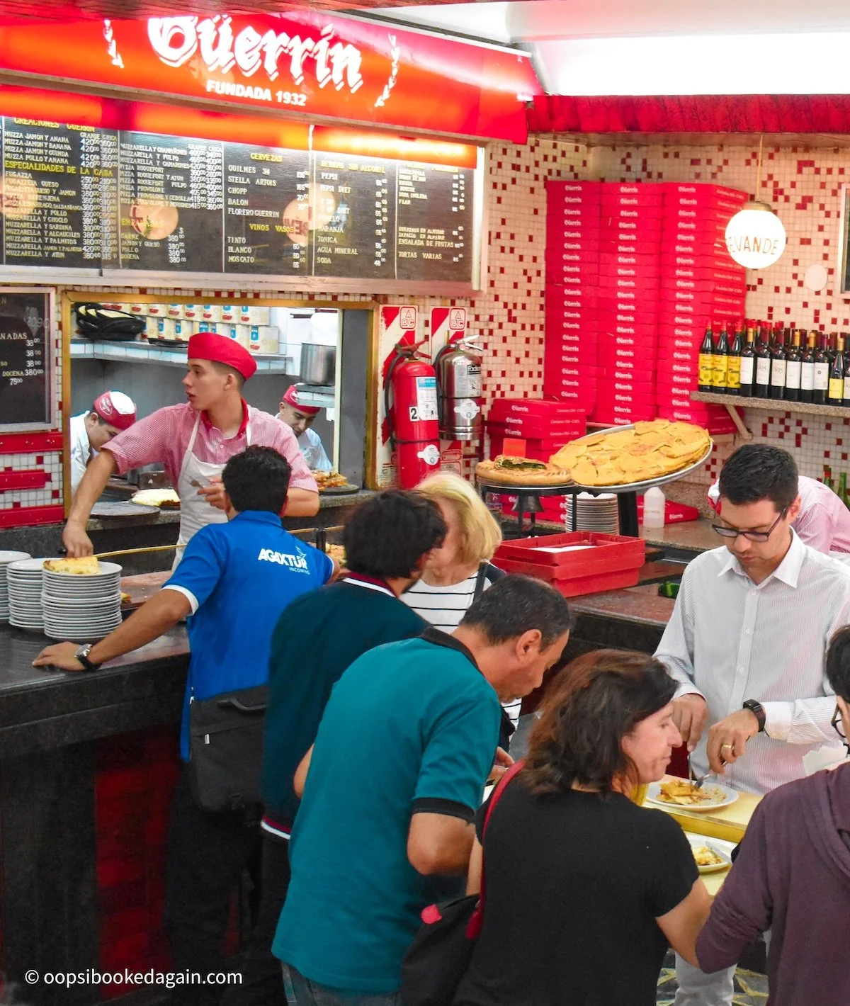 eating shoulder to shoulder at Pizzería Güerrin