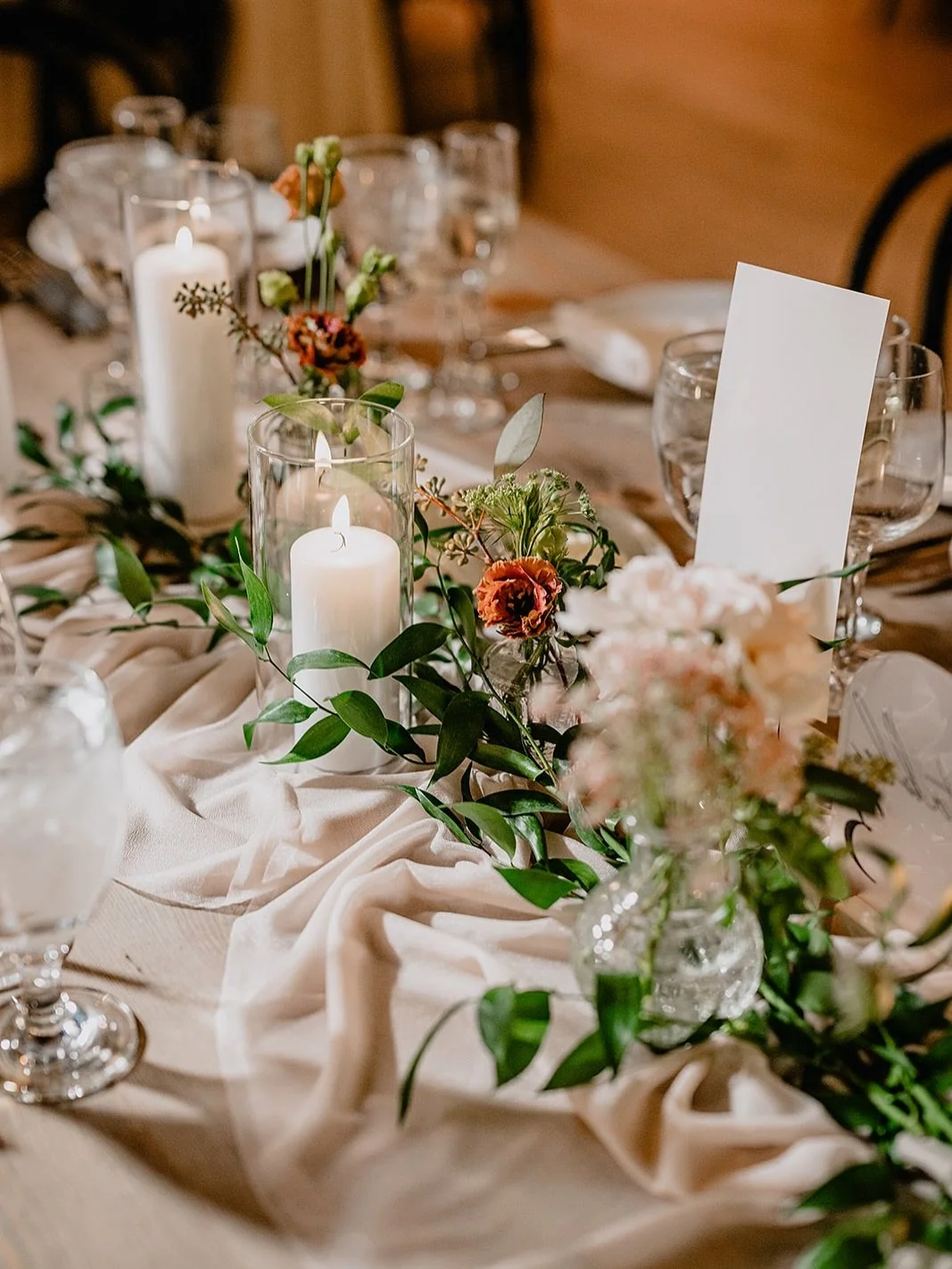 Golden leaves, crisp air, and blooms in the richest autumn tones 🍂✨ Fall weddings have a magic all their own, romantic, cozy, and full of color.