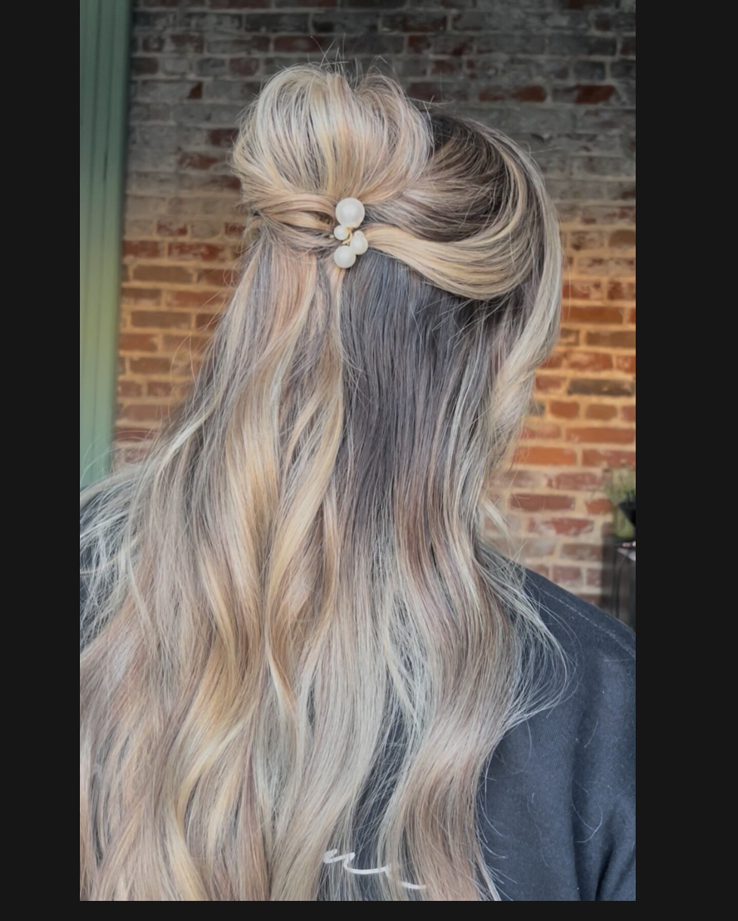 Day 2 of 🎄𝑯𝒂𝒊𝒓𝒎𝒂𝒔🎄
•
•
•
•
•
We have a cute half up half down bun with the cutest cluster of pearls 🥂 decided to switch it up and do a picture, but if anyone wants a cute tutorial on this half up half down I got y