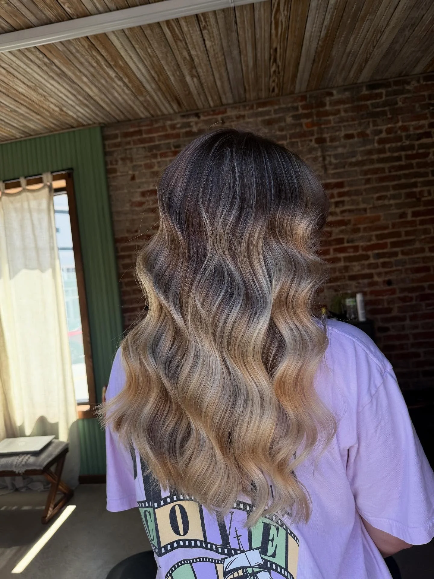 i only used 13 foils in the back. heh.
#greenvillenc #downtowngreenvillenc #localhairstylist #ecu #ecucampus #ecuhairstylist #ecublondes #ecubrunettes #ecuclassof2028