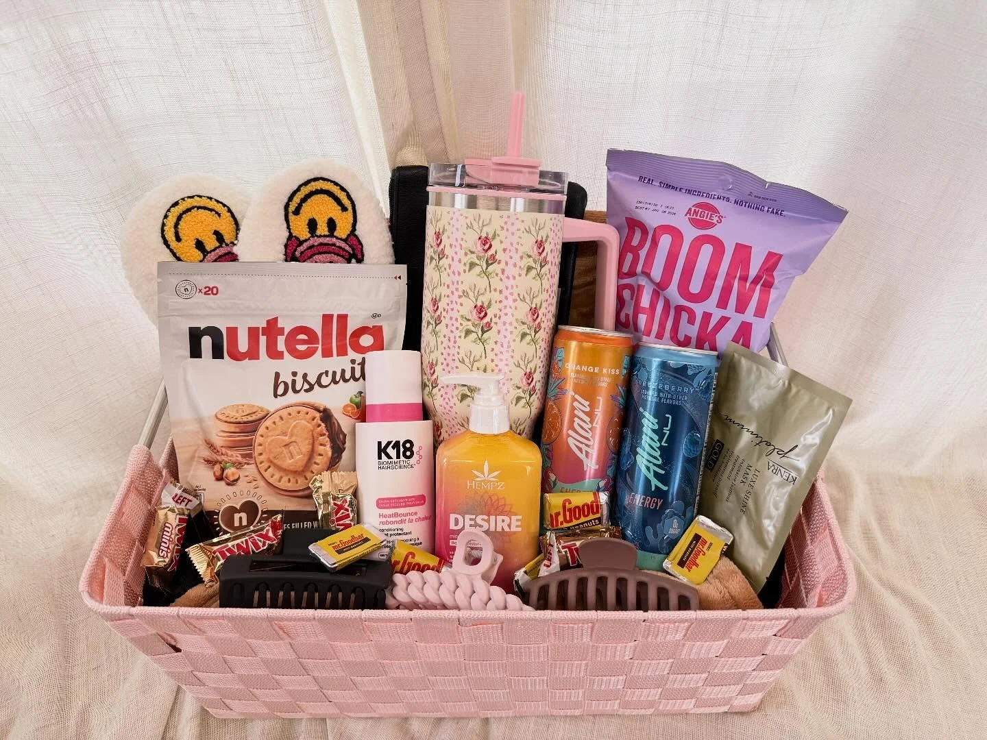 ✨GIVEAWAY✨

As a thank you to all of the support you&rsquo;ve shown me I wanted to do a giveaway for my friends here 💕 Thisis just a gift basket with feel good things in hopes you&rsquo;ll have a comfy relaxing moment. There&rsquo;s a big hooded she