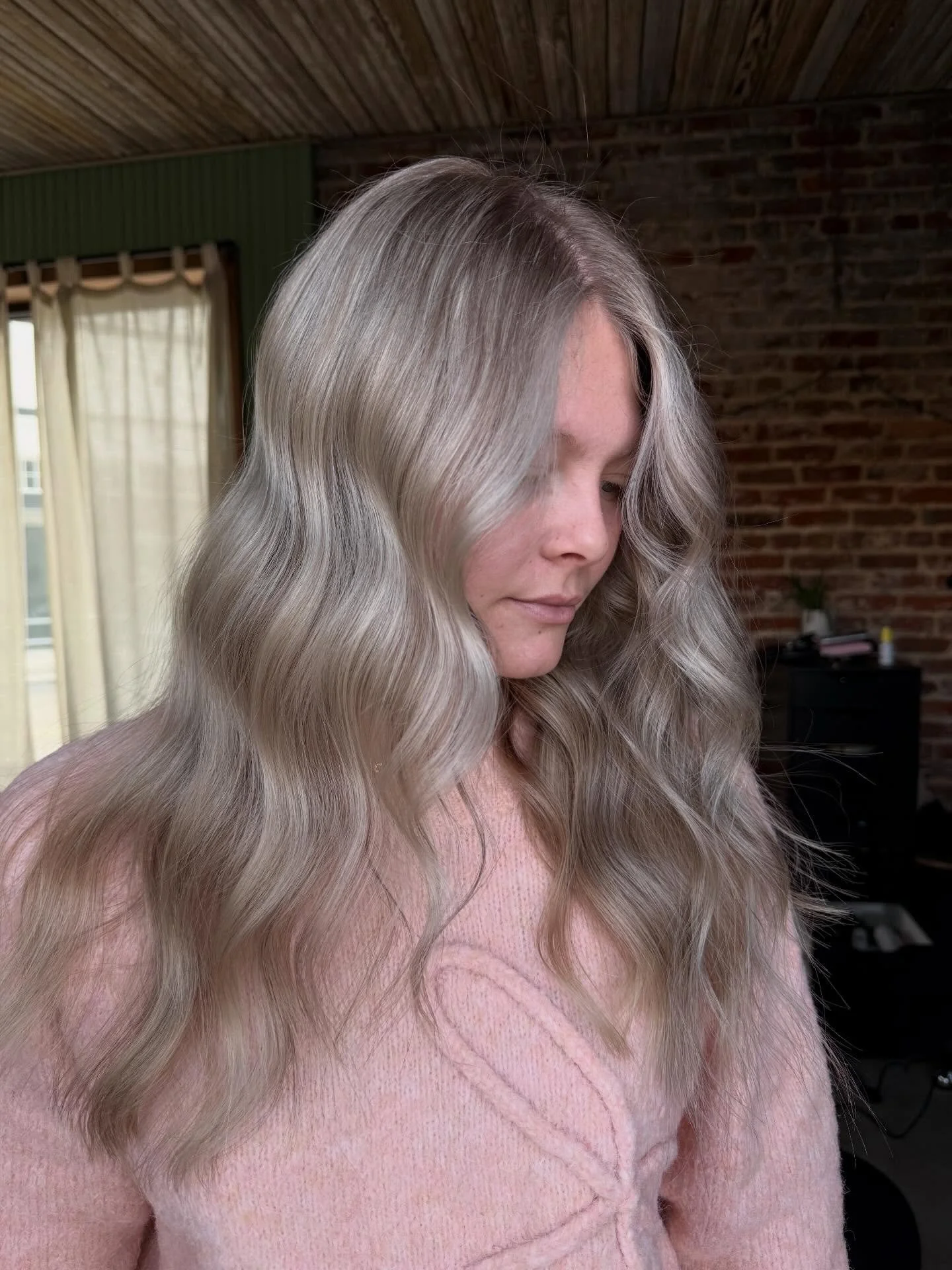 adding dimension back really be making blonde pop. 

lowlight- @wellahair illumina 7/
toner- @wellahair illumina 9/19 + 0/00

#greenvillenc #eastcarolinauniversity #localhairstylist #ecublondes #hairstylistnearme