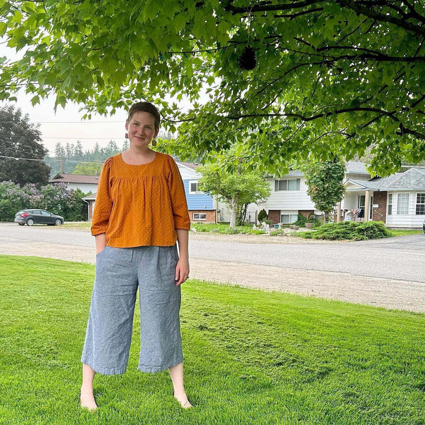 May 18: self drafted culottes (again) 😉 and a blousy and breezy #creativehinterland hack! The fabric i used for my top is a cotton from @heirloom_bohemia that has teeny little tufts of fabric that turned into pompoms in the dryer! 😍

#memademay2023