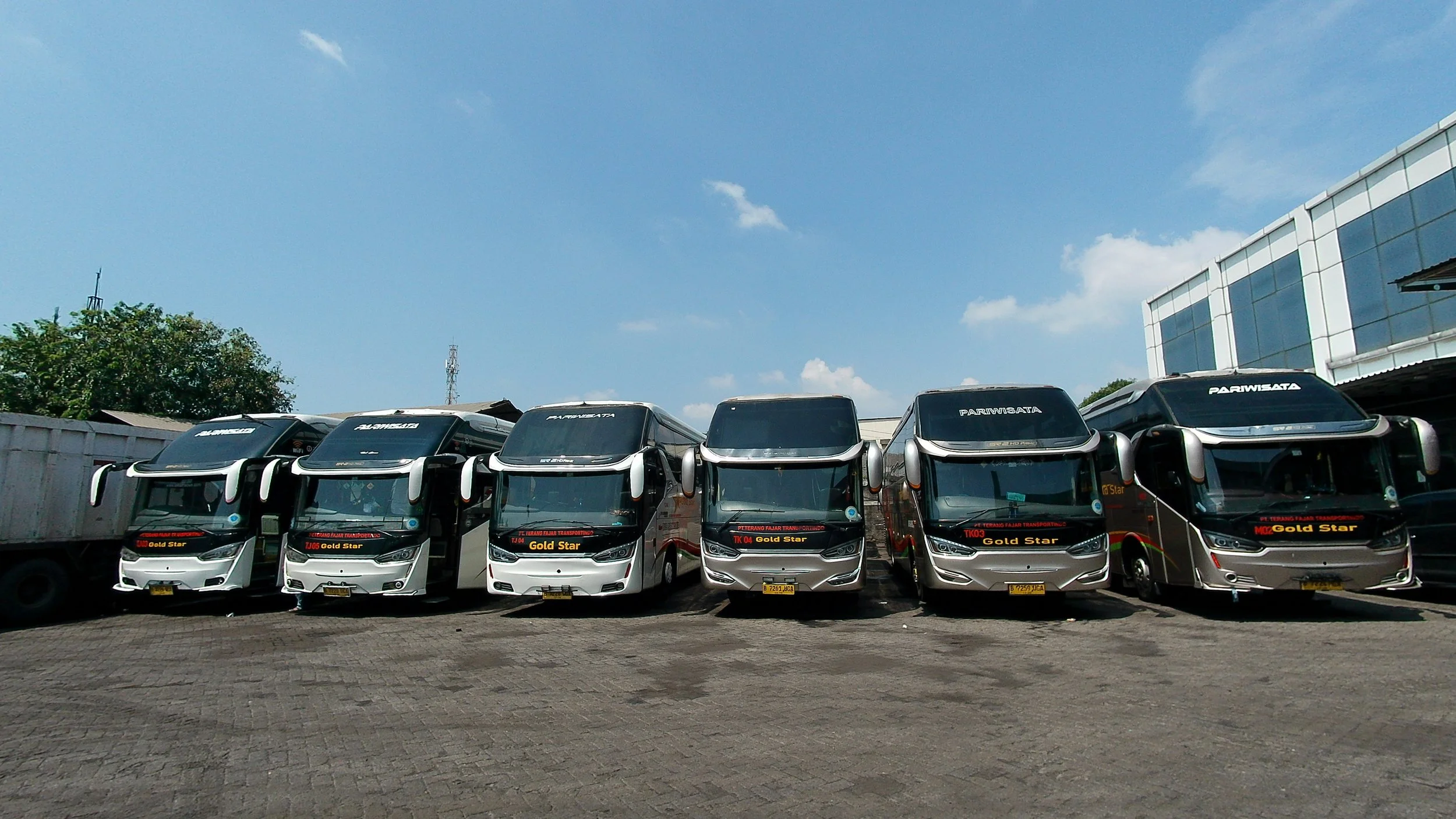 Panduan Lengkap Memilih Bus Pariwisata yang Sesuai Kebutuhan - Biar Nggak Salah Pilih 