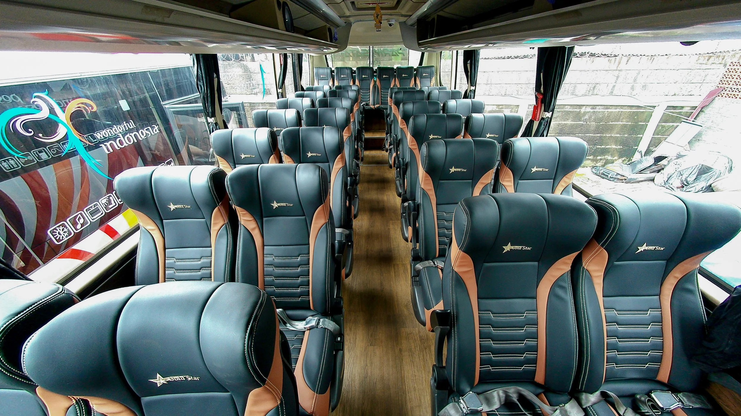 Bus pariwisata 50 seat kapasitas besar untuk charter rombongan di Jakarta