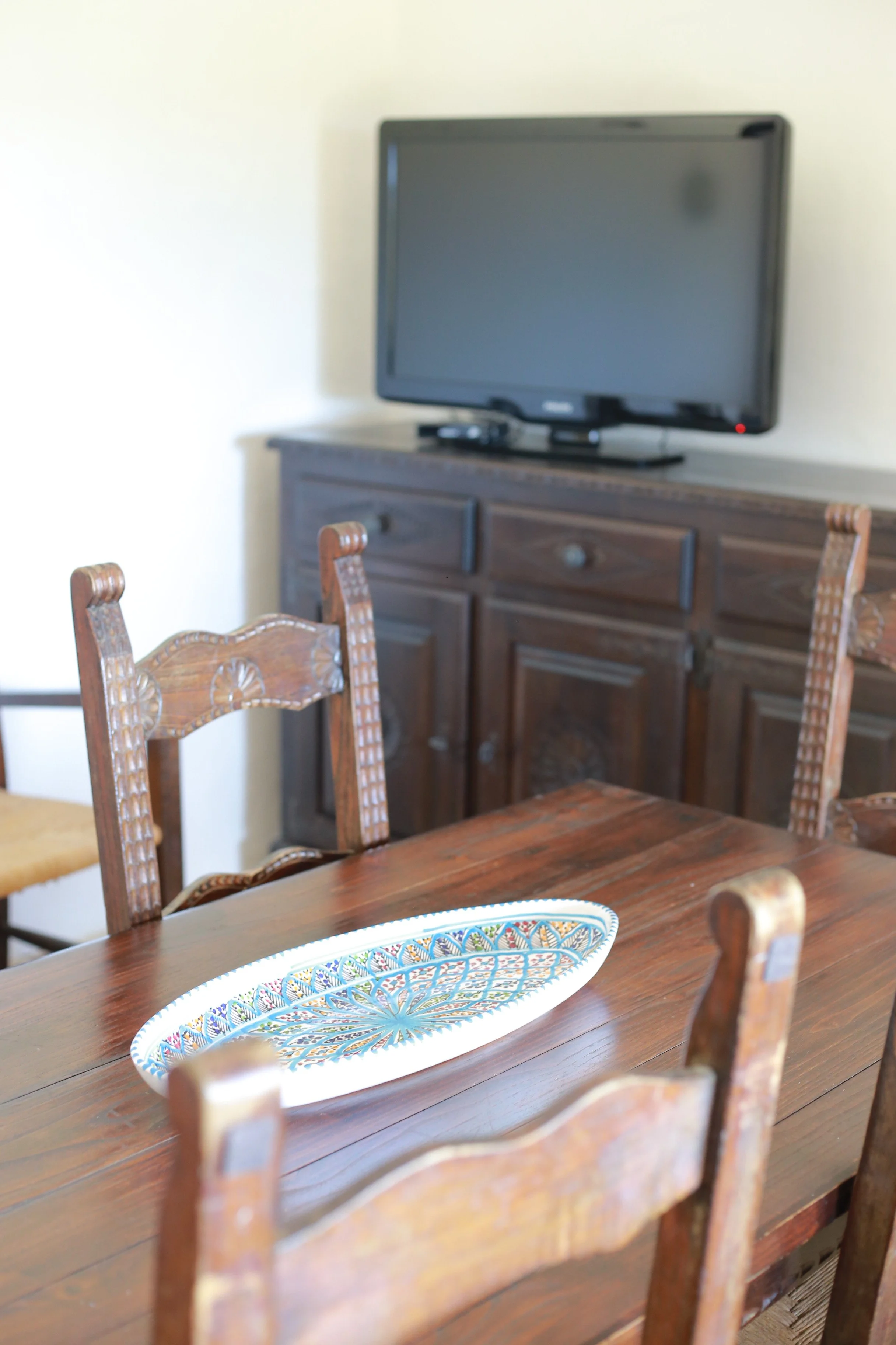 Wohnzimmer mit Esstisch und TV