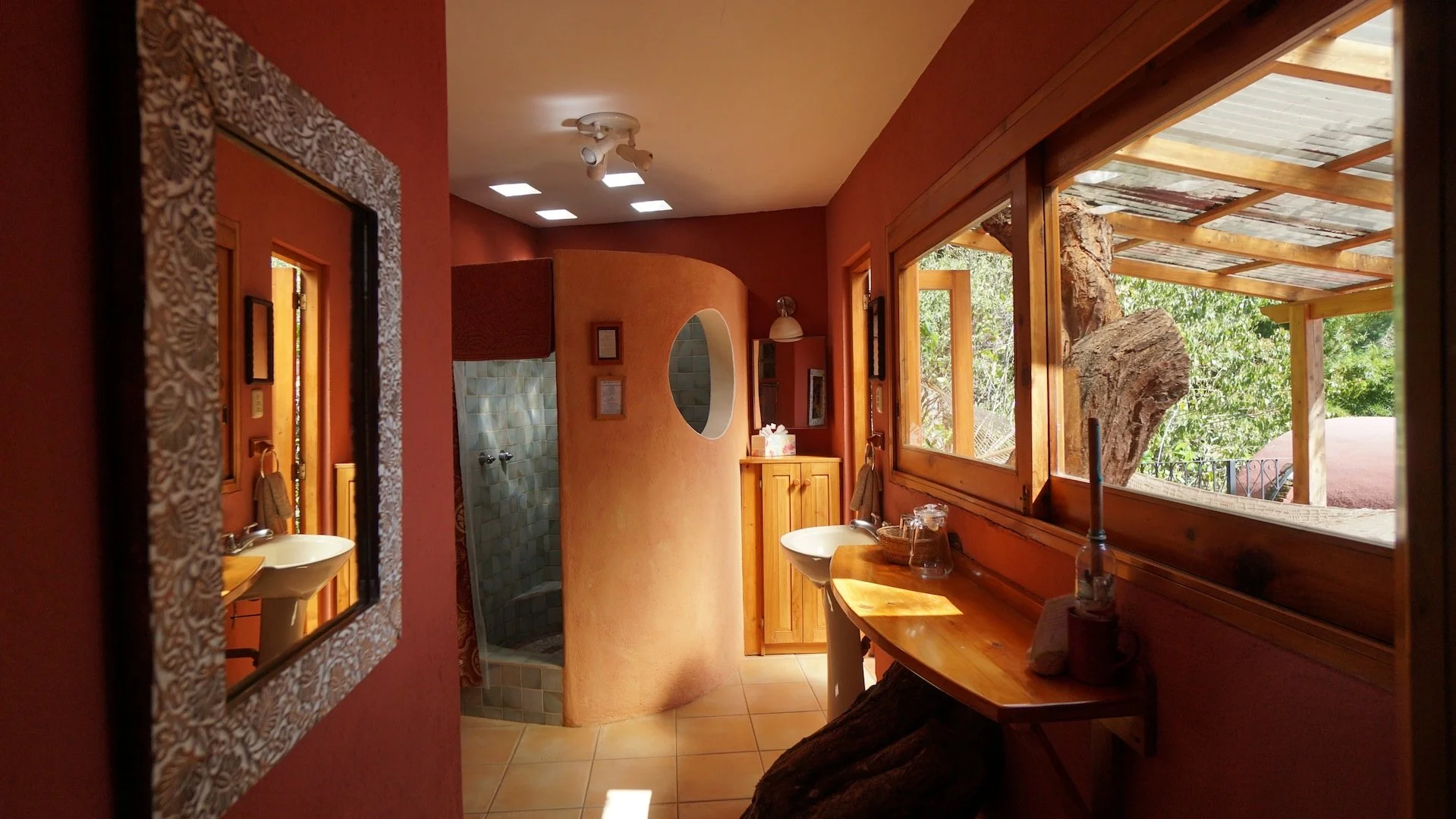 Bungalow 10 bathroom.JPG