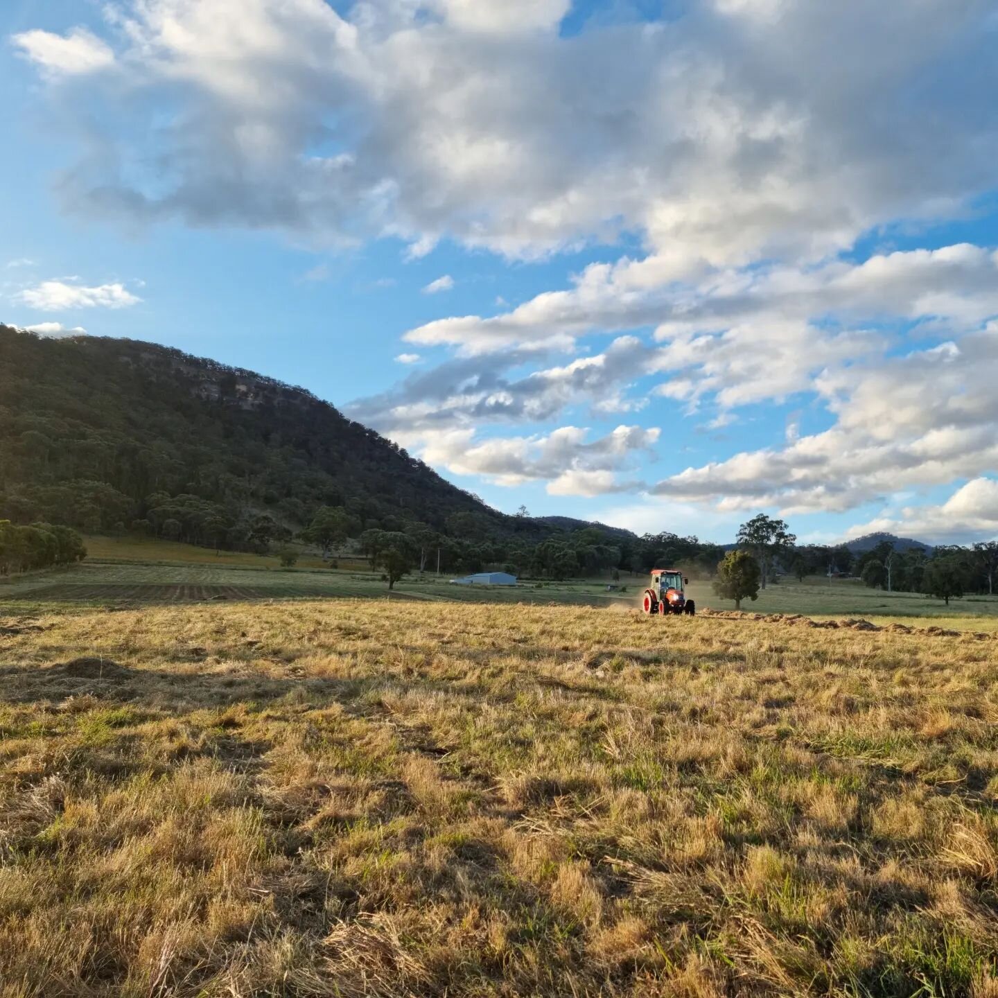 Making hay while the sun shine! 

#nsw #ruralnsw #farming #farmlife