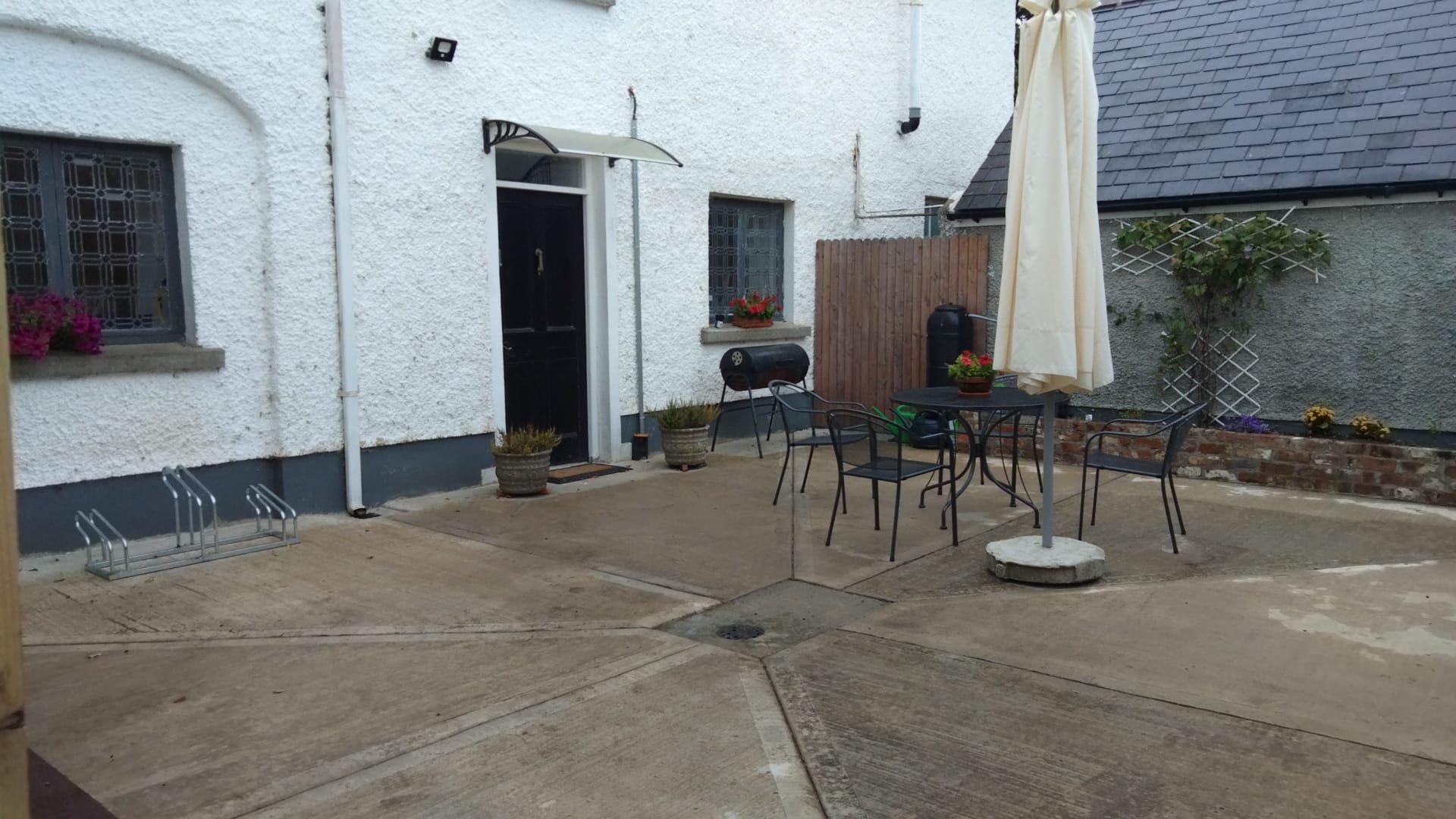 Access is via the courtyard at the back of the house. Fully equipped with outdoor seating area for your use