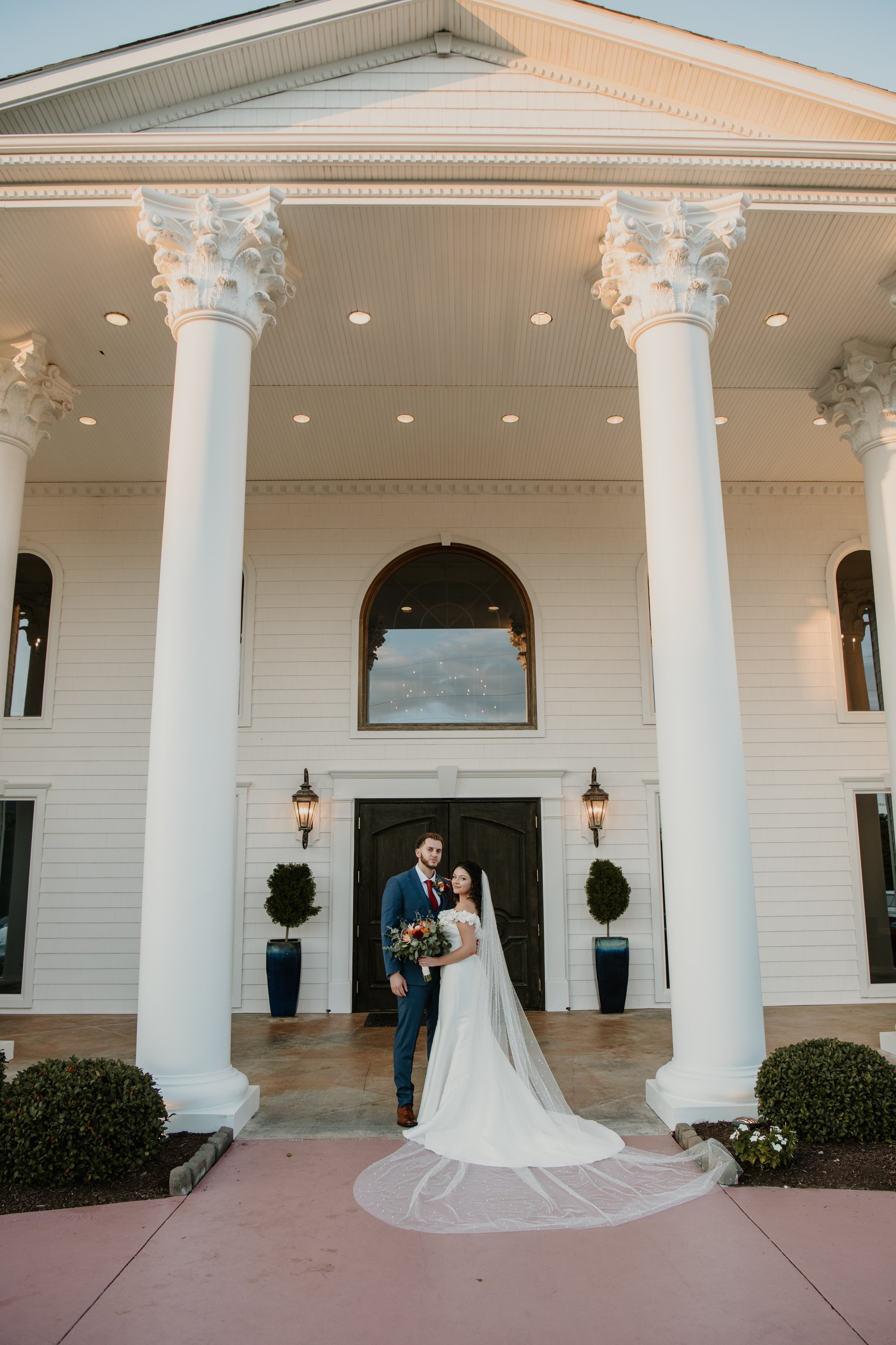 Megan and Simon at Merrell Estate & Gardens: A Captivating Love Story