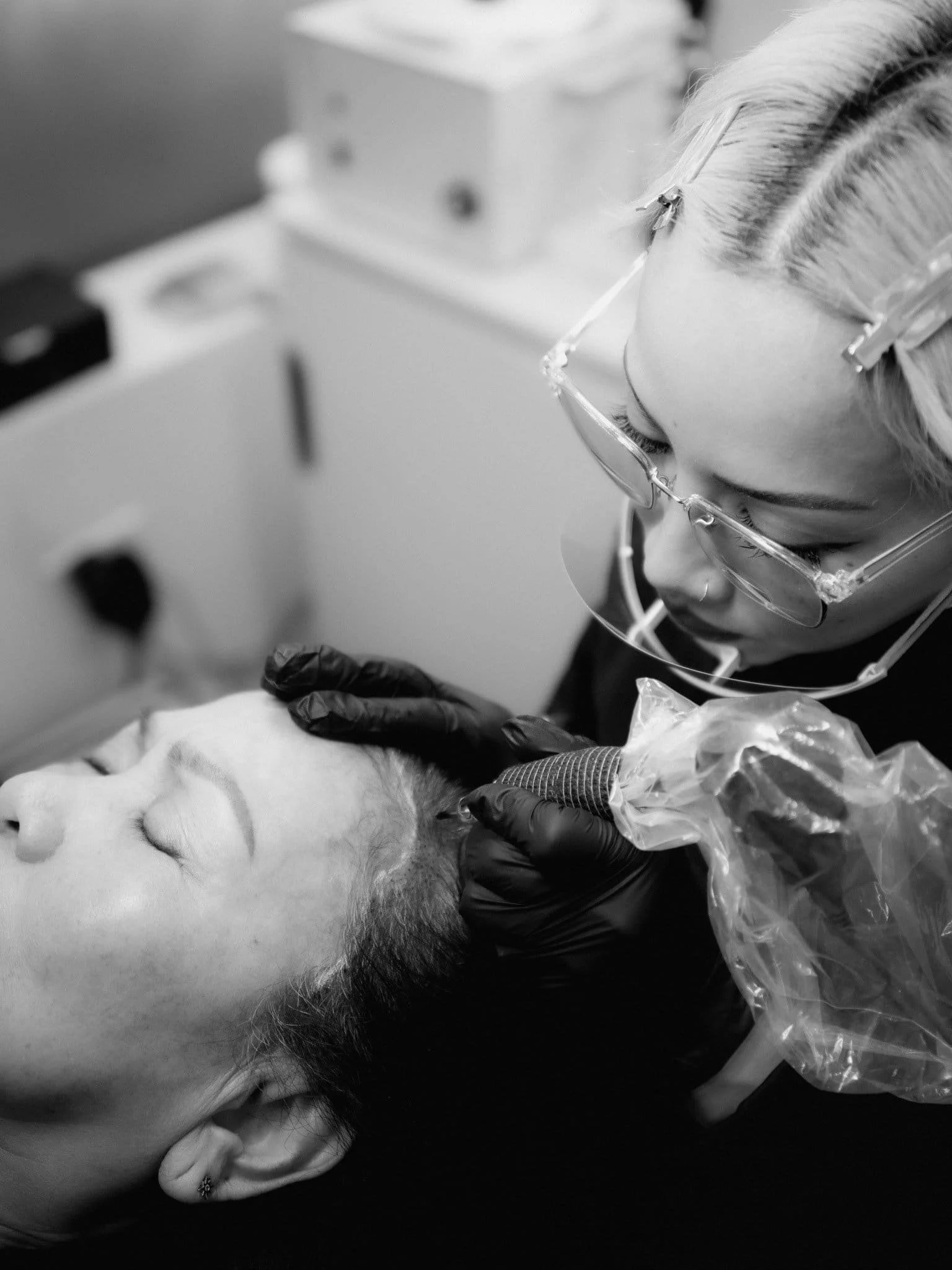Close-up of a permanent makeup artist performing scalp micropigmentation in Minnetonka, Minnesota, enhancing hair density for a natural look.