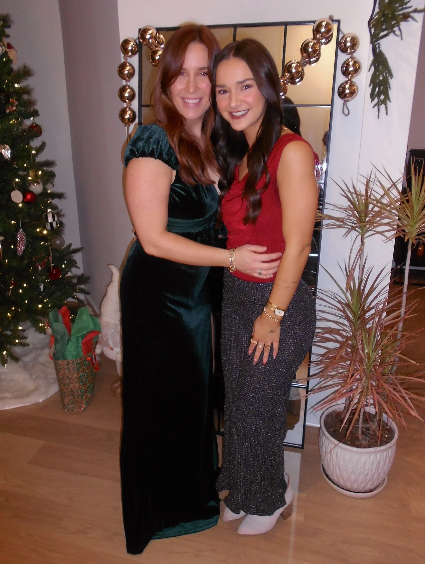 Dynamic duo 👯&zwj;♀️

Thankful for an amazing first @maneformsalon Christmas party and for my beautiful boss for always making sure we have a great time in and out of the salon