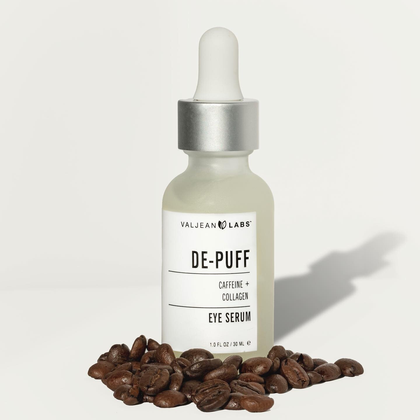 Caffeine booster please! 

Swipe to see me retouch the fine details on this de puffing skin serum. 

Tell me what you think in the comments 👇🏽

Product: @valjeanlabs 
Styled by: @krystlepresentsmedia 

skincareroutine #skincareproduct #luxuryskinca