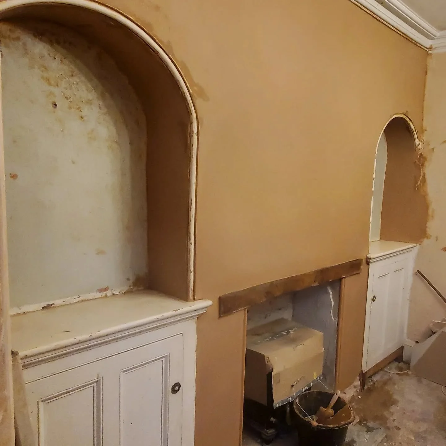 Modern materials meet traditional methods.

While modern gypsum plasters are often associated with fast, flat finishes, we believe some traditional techniques are worth keeping alive.

Here, we&rsquo;ve combined gypsum plaster with traditional dowel 