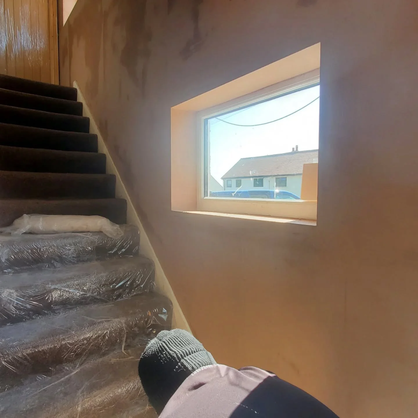 🏡📐 Fresh coat, fresh light.

Awkward angles, tight spaces, and a big old ceiling that catches every bit of sunlight. Tricky job, but the end result speaks for itself. Smooth walls, sharp reveals, and all ready for the final finish.

Even the window