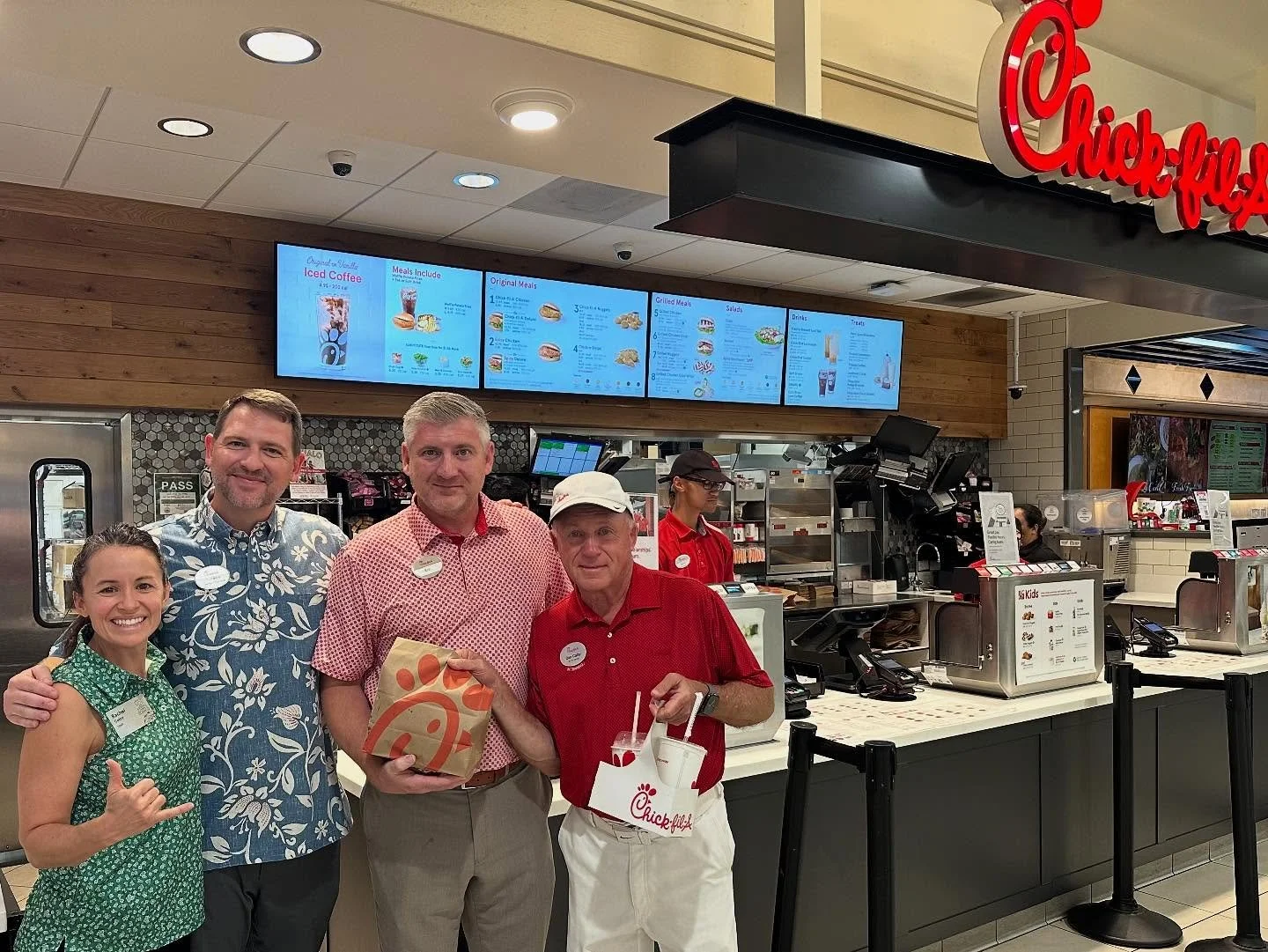 ✨ A VERY special day at Chick-fil-A Ala Moana! ✨
Our restaurant had the incredible honor of welcoming two members of the Cathy Family. Dan Cathy, former CEO of Chick-fil-A and son of our founder, Truett Cathy. Rachel Cathy, granddaughter of Truett Ca
