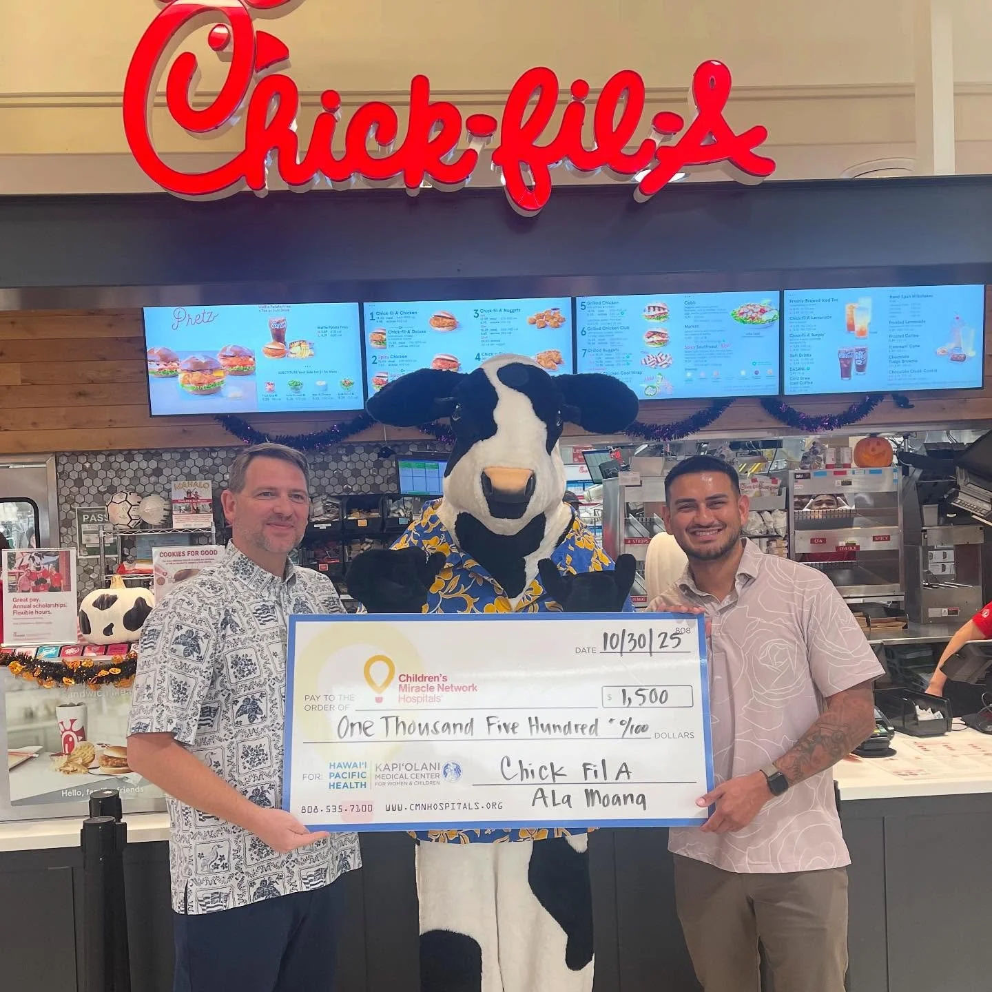 Every brownie made a difference! 🙌🍫 With your help, we&rsquo;re proud to present our donation to Children&rsquo;s Miracle Network Hospitals. Together, we&rsquo;re spreading joy one treat at a time. Mahalo! ❤️

 #ChickfilA #ChickfilAAlaMoana #AlaMoa