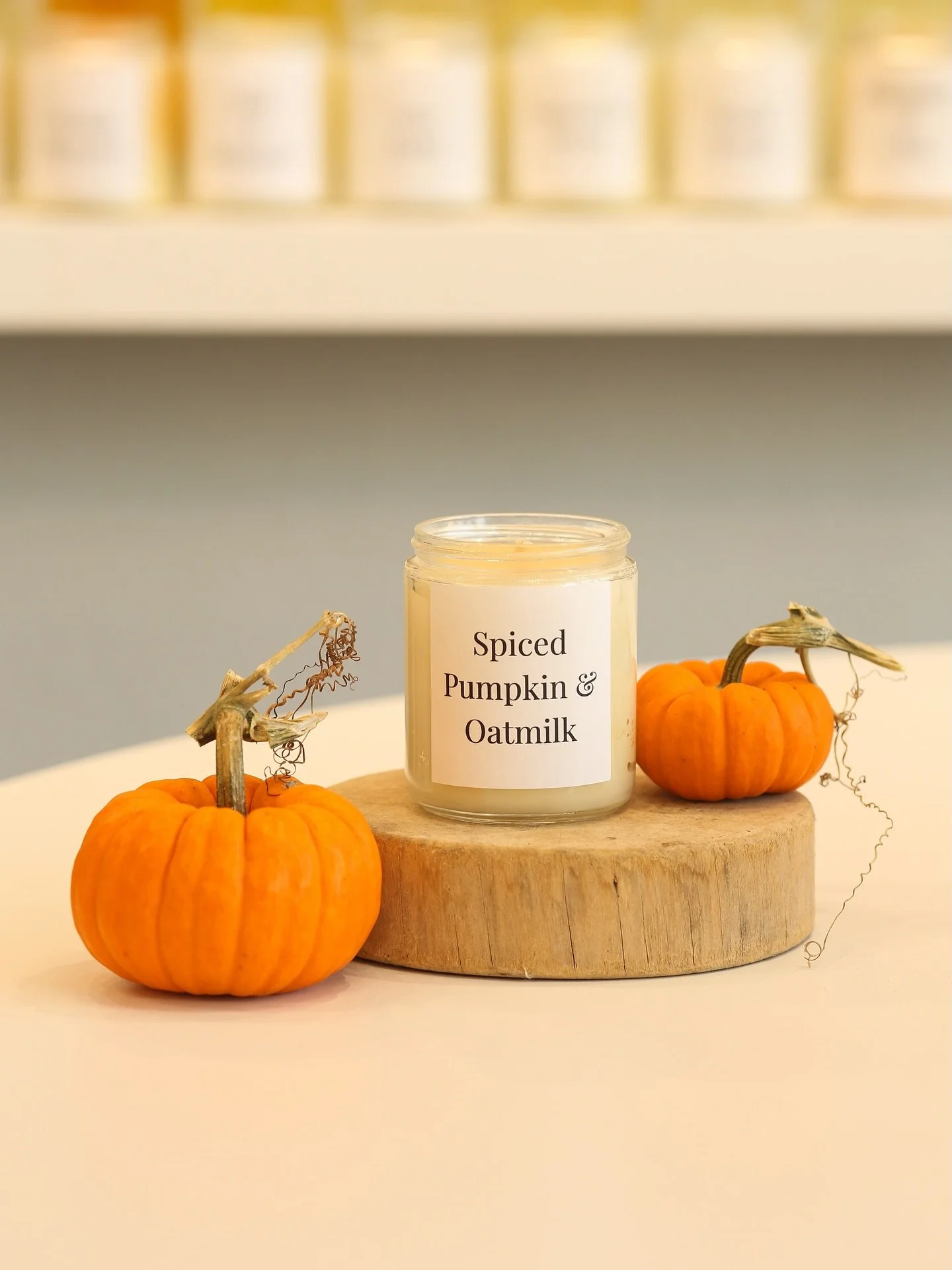 ✨NEW SCENT ALERT✨
Our new Spiced Pumpkin & Oatmilk candle smells just like autumn fresh out of the oven. Warm, sweet, and oh so inviting. 
Come try it along with our other fall scents! 🧡
Available as a scent option for our online shop as well
