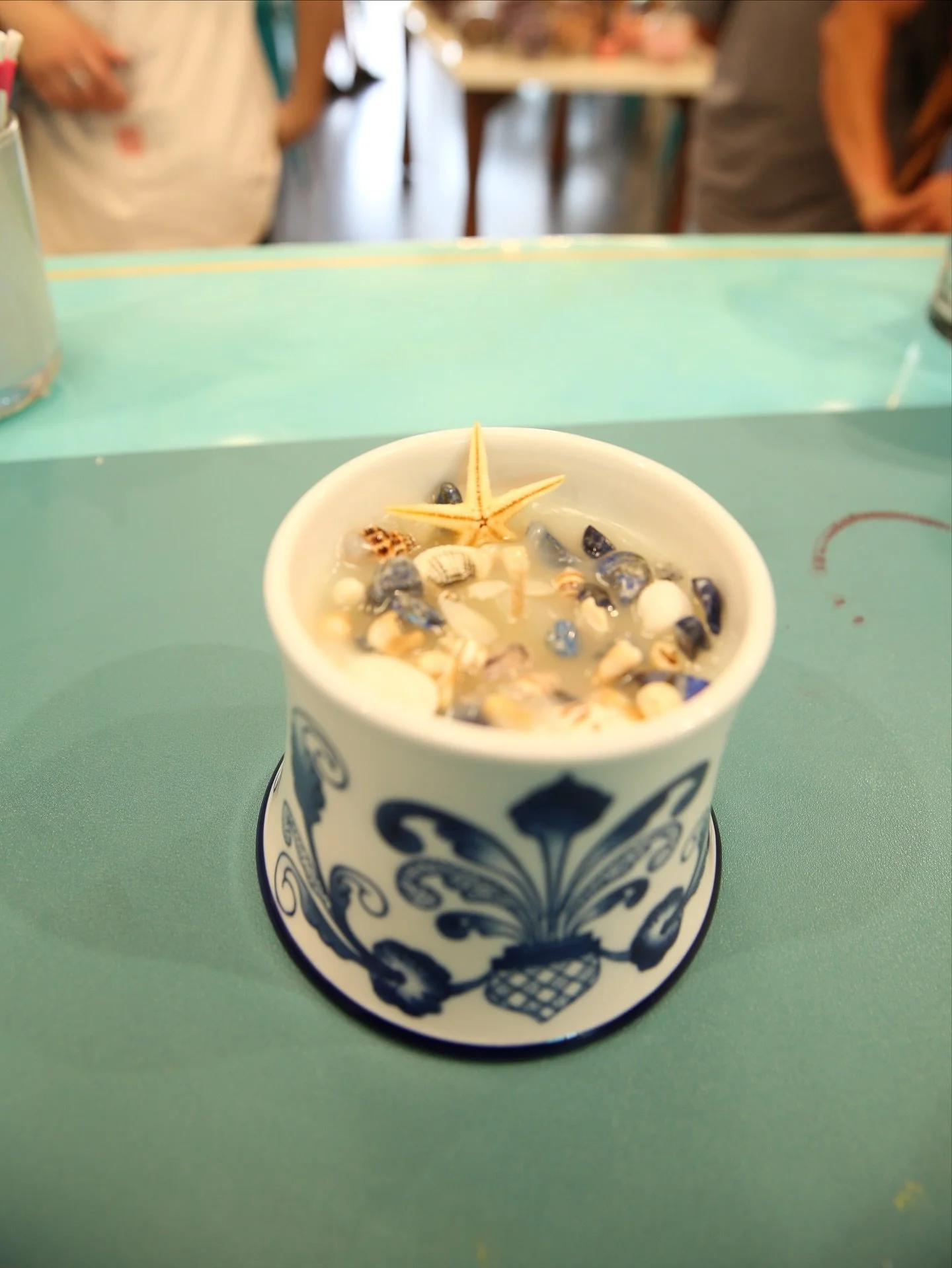 Did you know you can bring your own candle vessel to the Candle Bar? ✨

We&rsquo;ll measure it for you and help you pour the perfect custom candle:
$1 per oz of wax &bull; $1 per oz of oil &bull; $1 per wick 🕯️

The cutest gift idea! and such a fun 