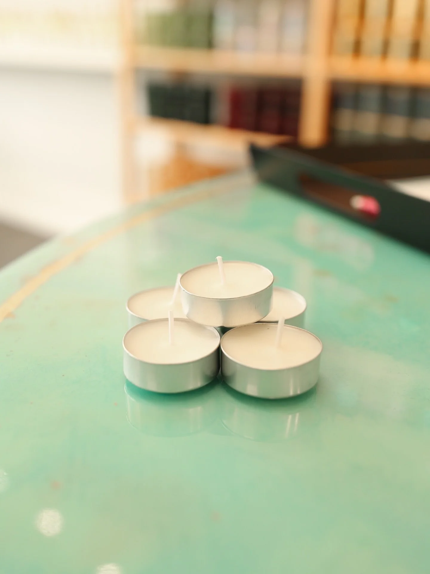 Our new Tea Light Candle Flights are here! ✨🕯️
 A set of 5 hand poured tealights designed to help you play with scent before committing to a full candle. Mix, match, test out your dream combo or just enjoy them as the cutest little ambient candles a