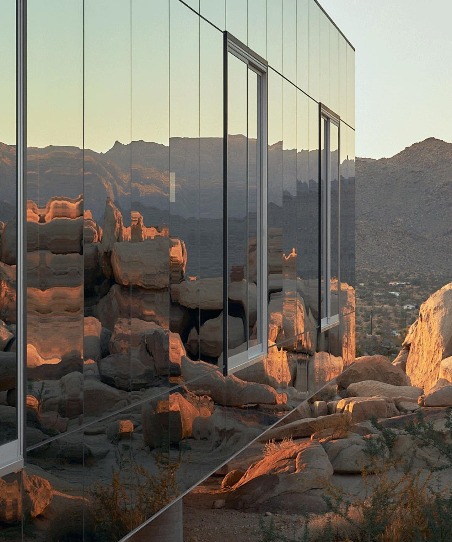 The #invisiblehouse featuring @flos lights. 
-
The Invisible House gets its name from its use of mirrored glass panels on the exterior, which reflect the desert scenery and create the illusion of the house blending into the environment. This design c