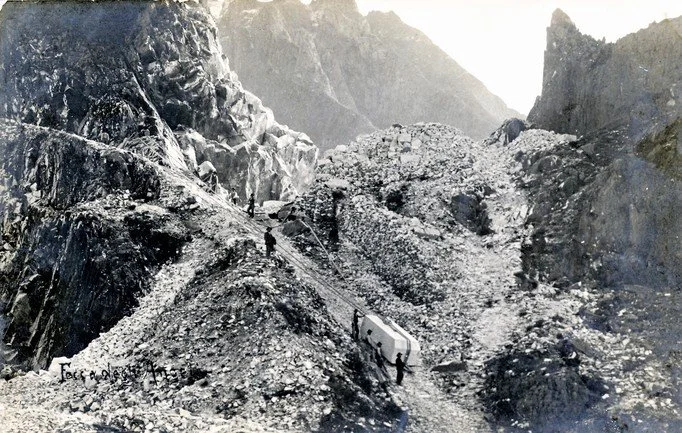 View of the marble quarrying, in 1912.jpg