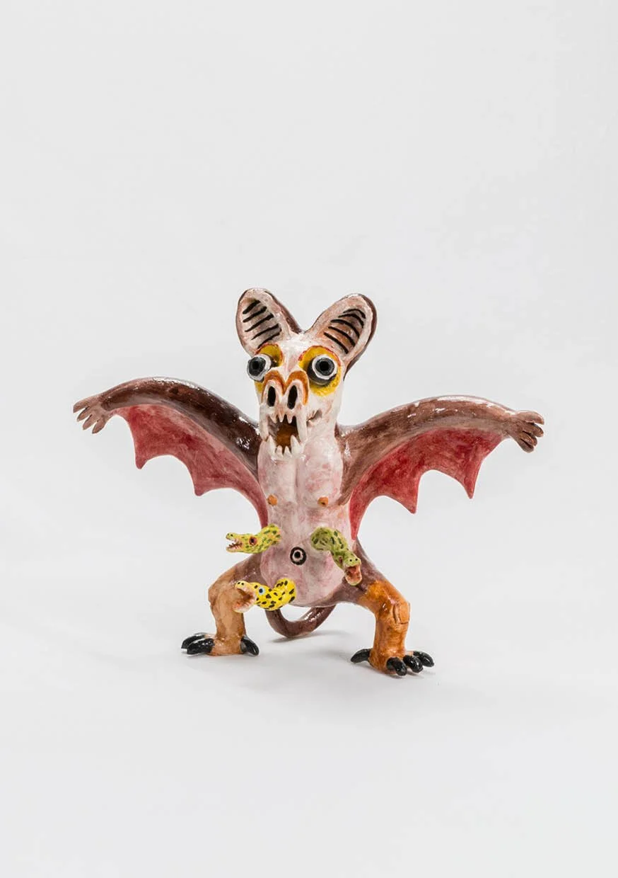 AZORIANO
Bicho Morcego, 2026
Modelação em grés avermelhado, tintas “underglazes” e vidrado transparente | Reddish stoneware, underglaze decoration and transparent glaze | 31x14x22,5cm