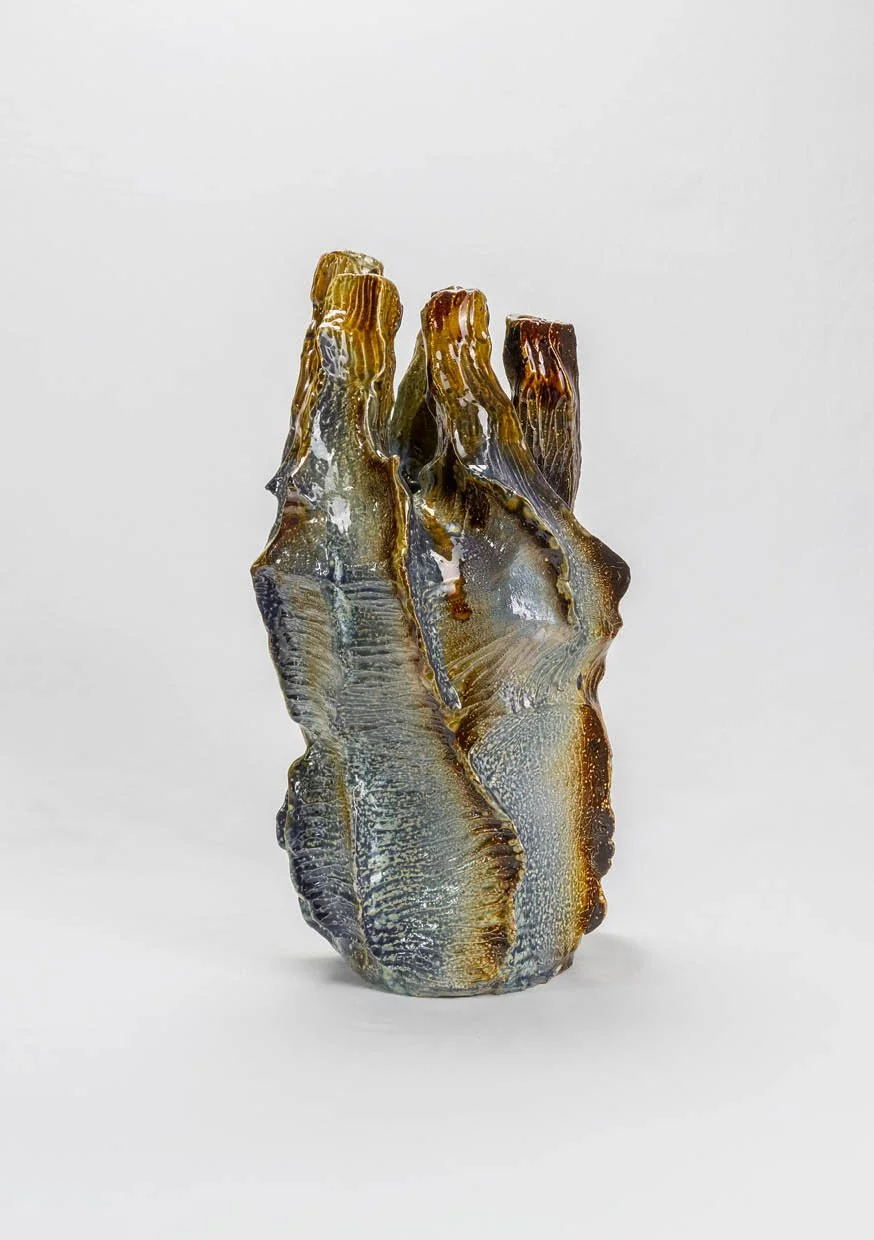 CLARA RÊGO
Ignis, 2026
Modelação manual, técnica mista, grés | Hand modelling, mixed media technique and stoneware | 47x30x28cm