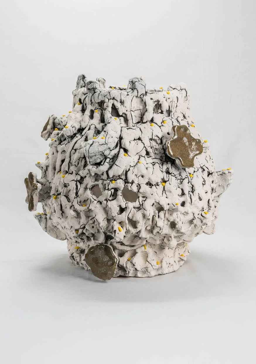 ONREE
Fray, 2026
Terracotta, engobe, vidrado | Terracotta, engobe and glaze | 42x39cm