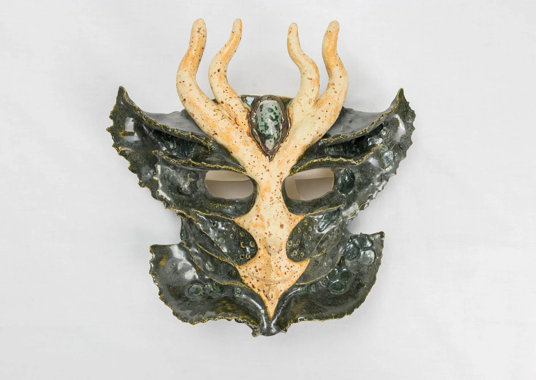 PEDRO MOREIRA
Green Dreamer,  2026
Cerâmica vidrada, seda | Glazed ceramics, silk | 27x28x14cm