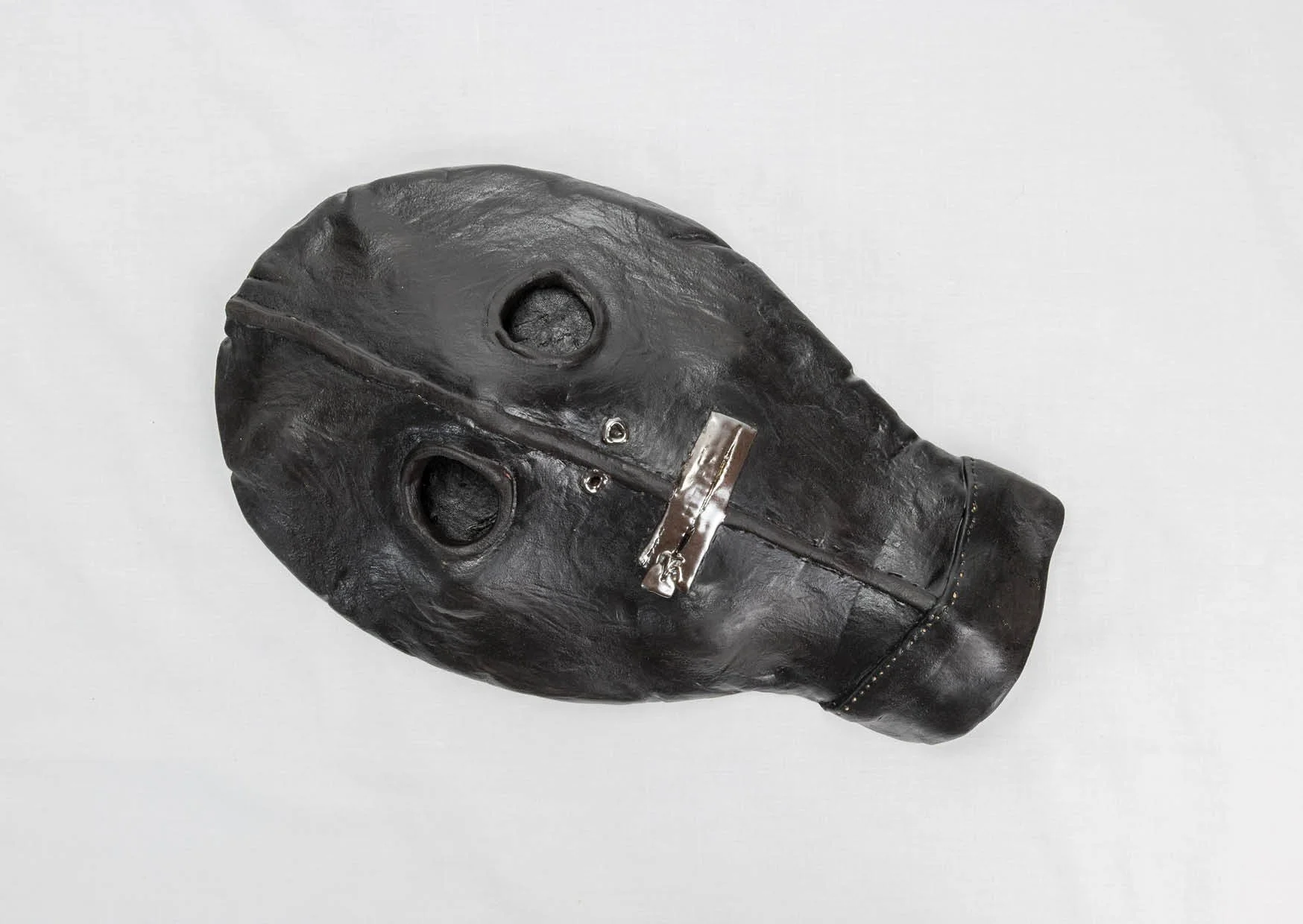PEDRA NO RIM 
A noite é parda,  2026
Escultura em terracota preta com vidrado metalizado | Black terracotta sculpture with metalized glaze | 30x20cm