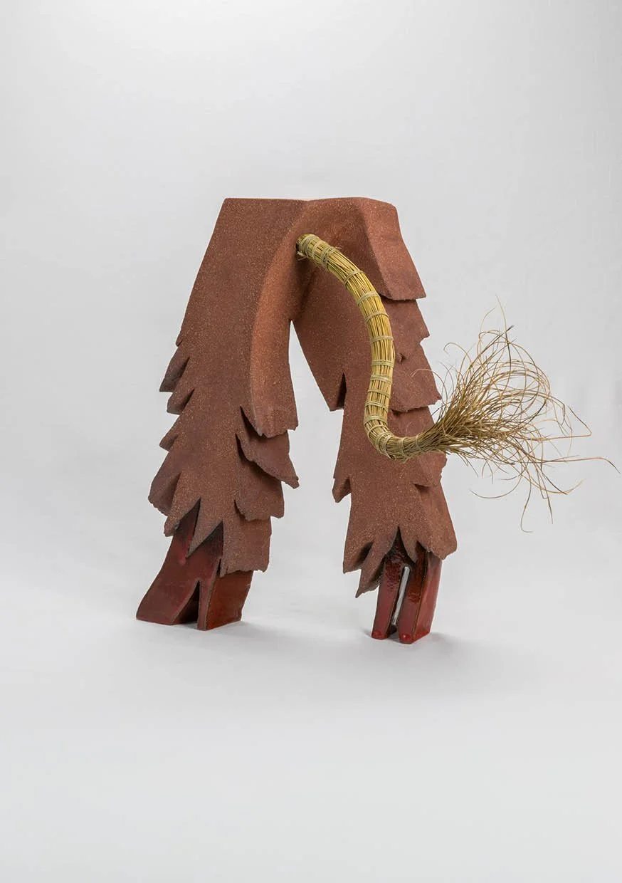 ALQUIMISTA CERAMICS
Vulto patas,  2026
Grés vidrado, esparto cru com baracinha de esparto pisado | Glazed stoneware, raw esparto grass and braided crushed esparto cord | 34x10x45cm