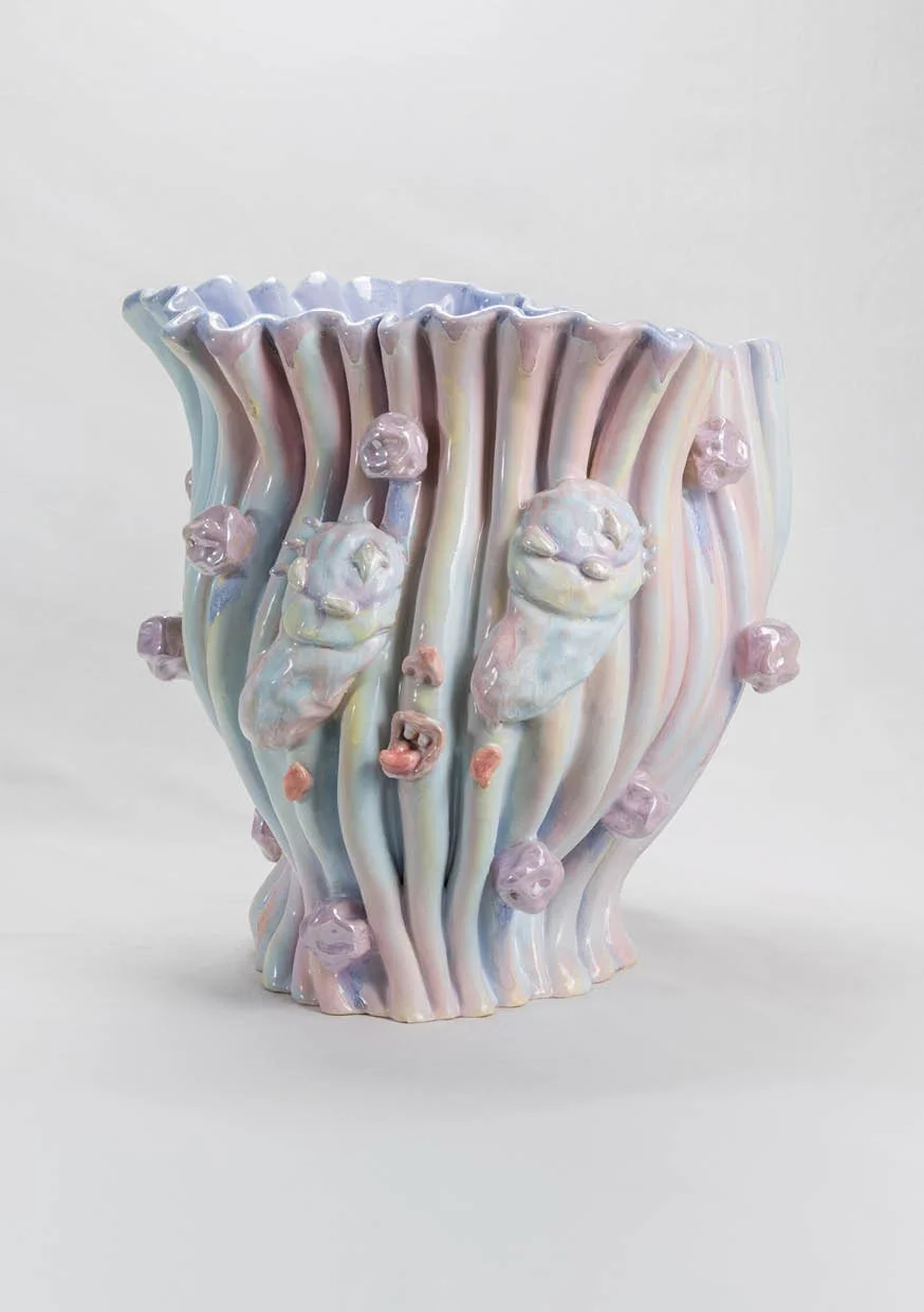 MARIA IMAGINÁRIO
Miga, sua louka, 2025–2026
Grés vidrado, lustrina madrepérola, mixed media | Glazed stoneware, mother-of-pearl lustre and mixed media | 37cm Ø 36cm
