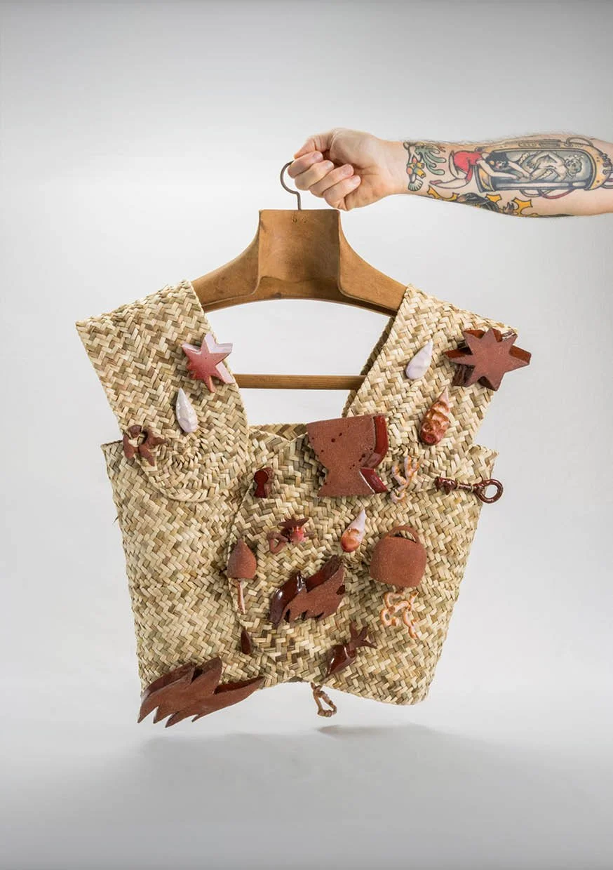 ALQUIMISTA CERAMICS
Traje,  2026
Grés vidrado sobre palma e baracinha de esparto pisado | Glazed stoneware on palm fibre and braided crushed esparto cord | 50x10x60cm