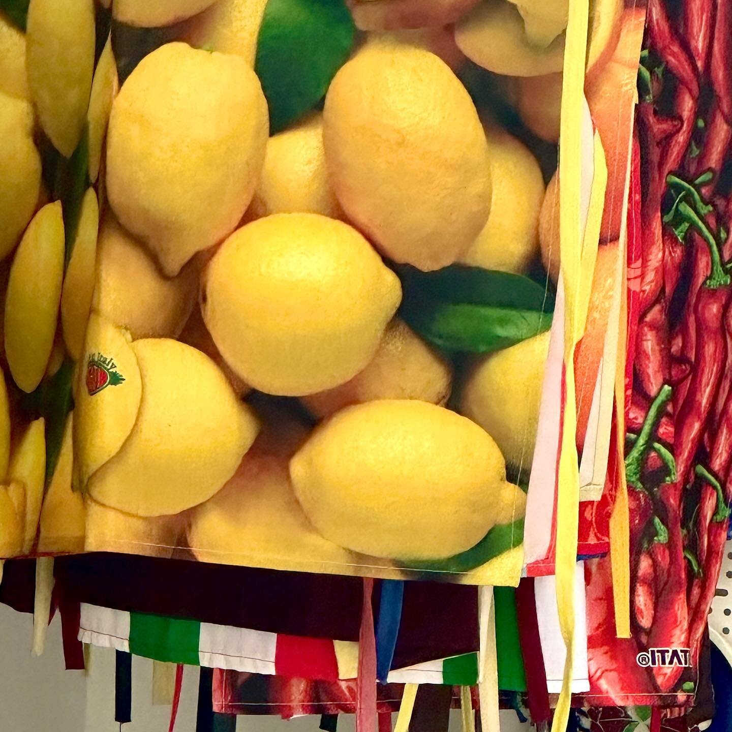 💛
My favorite color: bright yellow&mdash;like ripe lemons, like sunshine. 

#taorminasicily  #taorminasicily #sicily  #sicilia #lemons #brightyellow #taormina