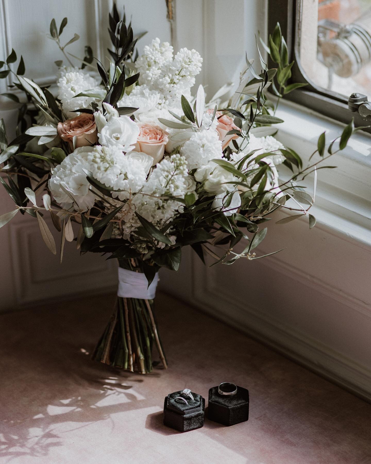 Never underestimate the power of beautiful florals for your wedding. Flowers can completely define the vibe you are going for and here is a beautiful example of a stunning bouquet from @stagcottageflowers - dramatic, elegant and chic 🖤 They also pro