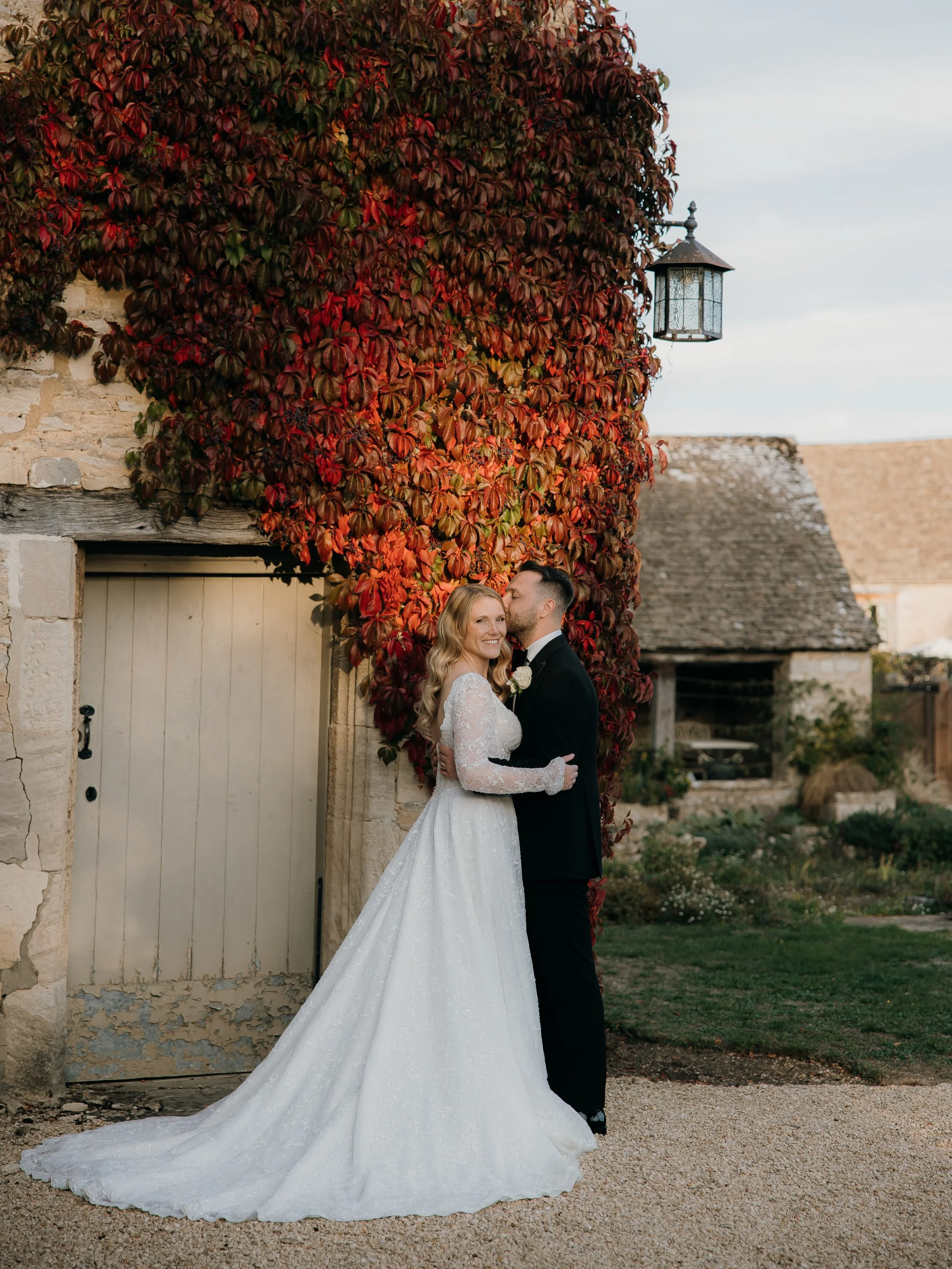 Lauren and Piers - the most perfect autumnal wedding at the incredible @caswellhouse 🍁Beautiful sunshine and the incredible autumnal colours on display combined with Lauren&rsquo;s stunning dress and Piers&rsquo; black tie, gave this day an effortle