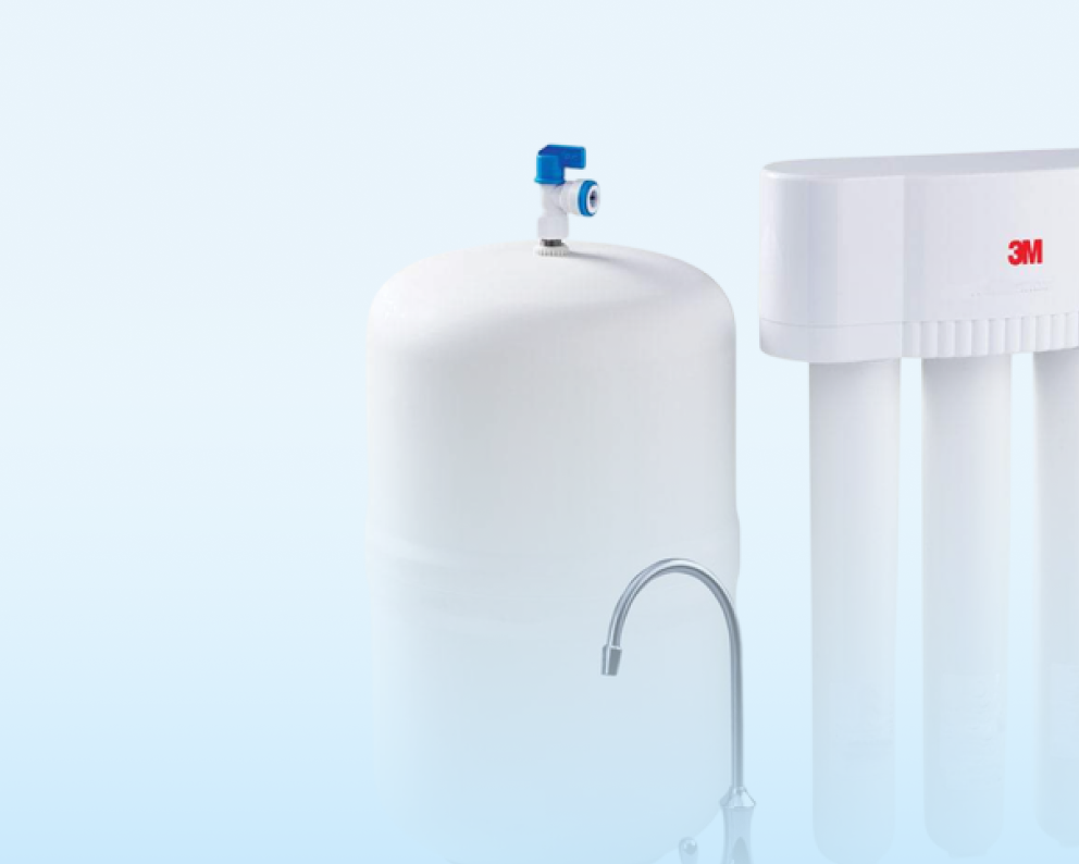 Water filtration system with a white tank, a blue faucet, a faucet, and a 3M filter unit.