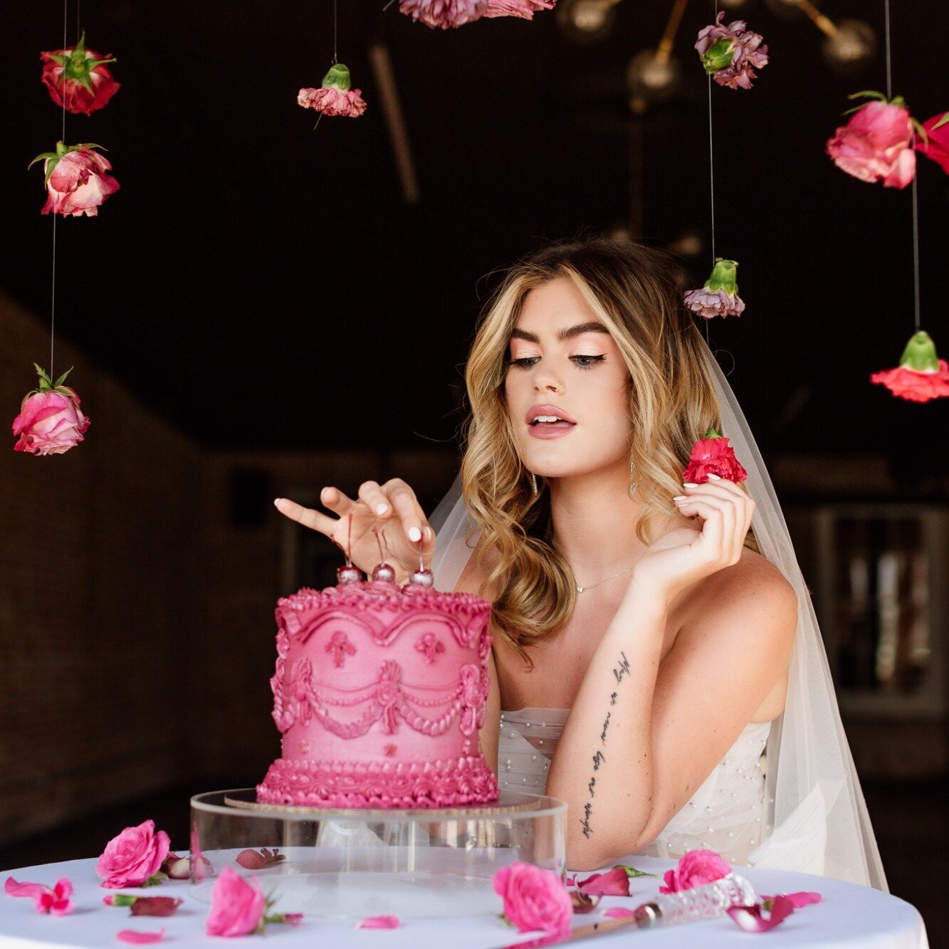 Pinks and roses and hearts - oh my! This vibrantly styled shoot gives us all the Valentine&rsquo;s Day feels 🌹❤️

Happy Valentine's Day from us to you!

Photo/Planning: @verdigrisphotographydesign 
Planning/Design/Decor + Paper Goods: @midwestmeetsd