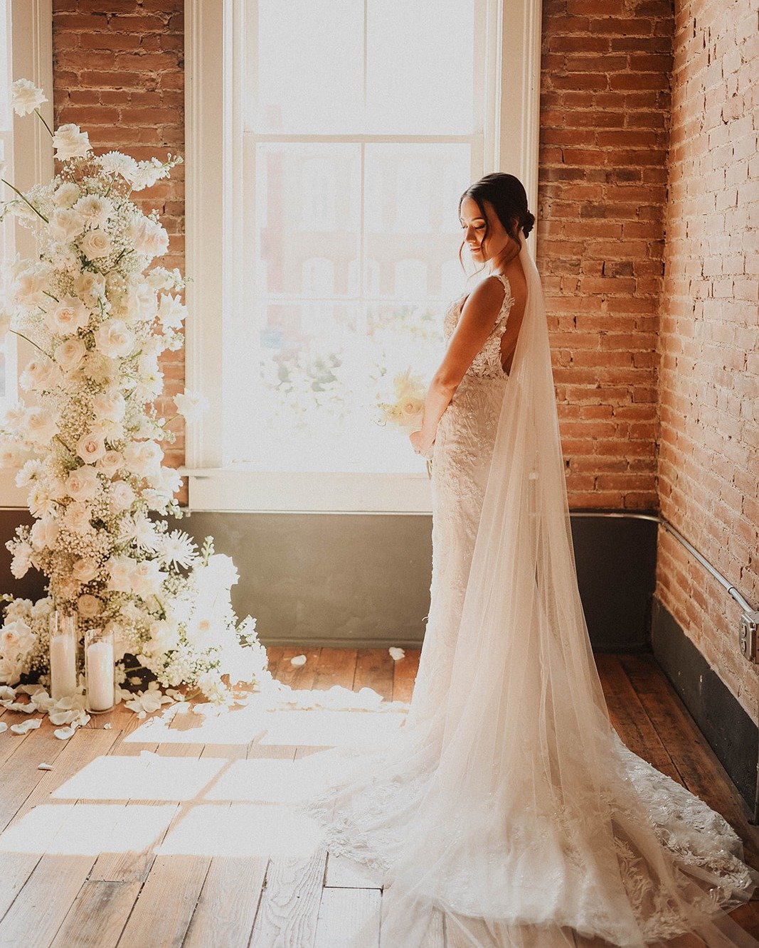 Golden light, timeless romance ✨

Photography || @morganmoonphotography 
Florals || @wildflowerdsm 
Venue || @tamoryhallevents

#tamoryhallweddings #tamoryhallevents #weddingday #2025bride #iowaweddings #midwestweddings #iowaweddingvenue #midwestwedd