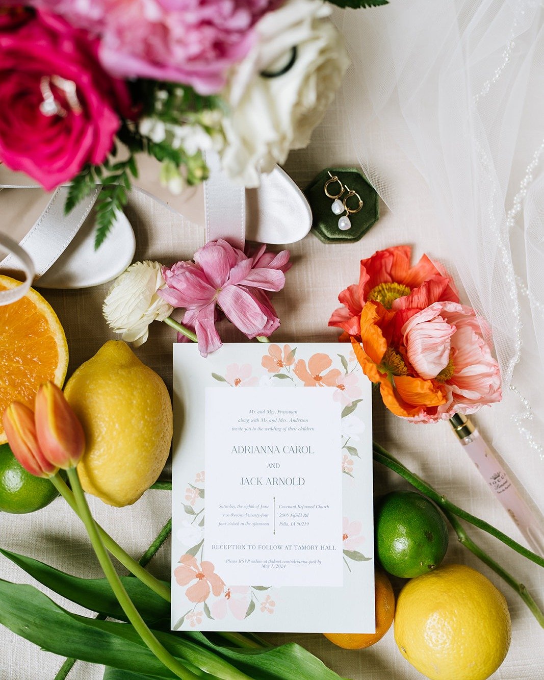 Those wedding day details that feel like an endless summer 🍋🌸
.
.
.
Photography || @ilderinasuljicphoto 
Florals || @shellysarverdesigns 
Venue || @tamoryhallevents 

#tamoryhallweddings #tamoryhallevents #summerwedding #iowawedding #iowasummer #sp
