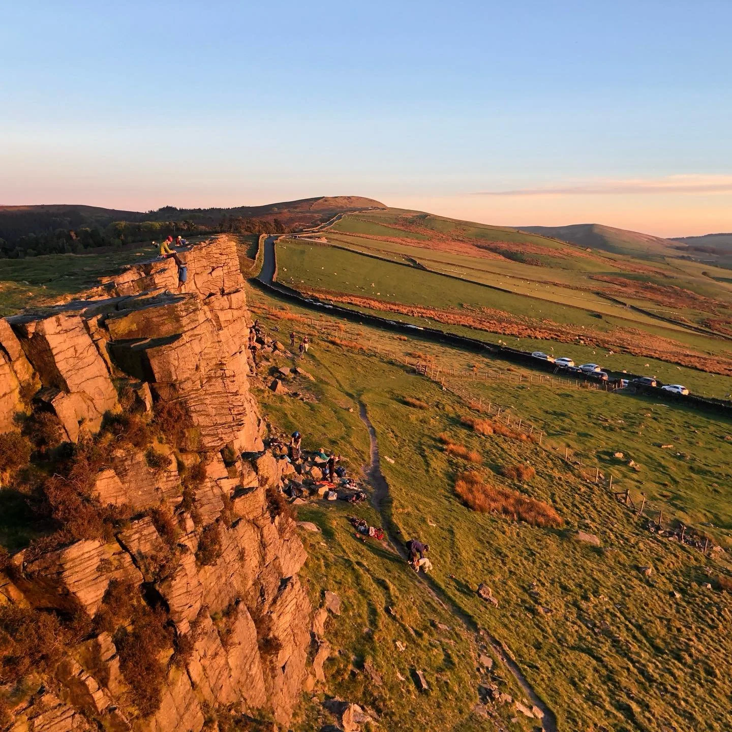 Lovely lovely sunset and people and gritstone 

@artemiskhawk @queerthomas @climbingclan 

#queerclimber #peakdistrict #summereveningclimbs #pilgrimage #pilgrimandpup